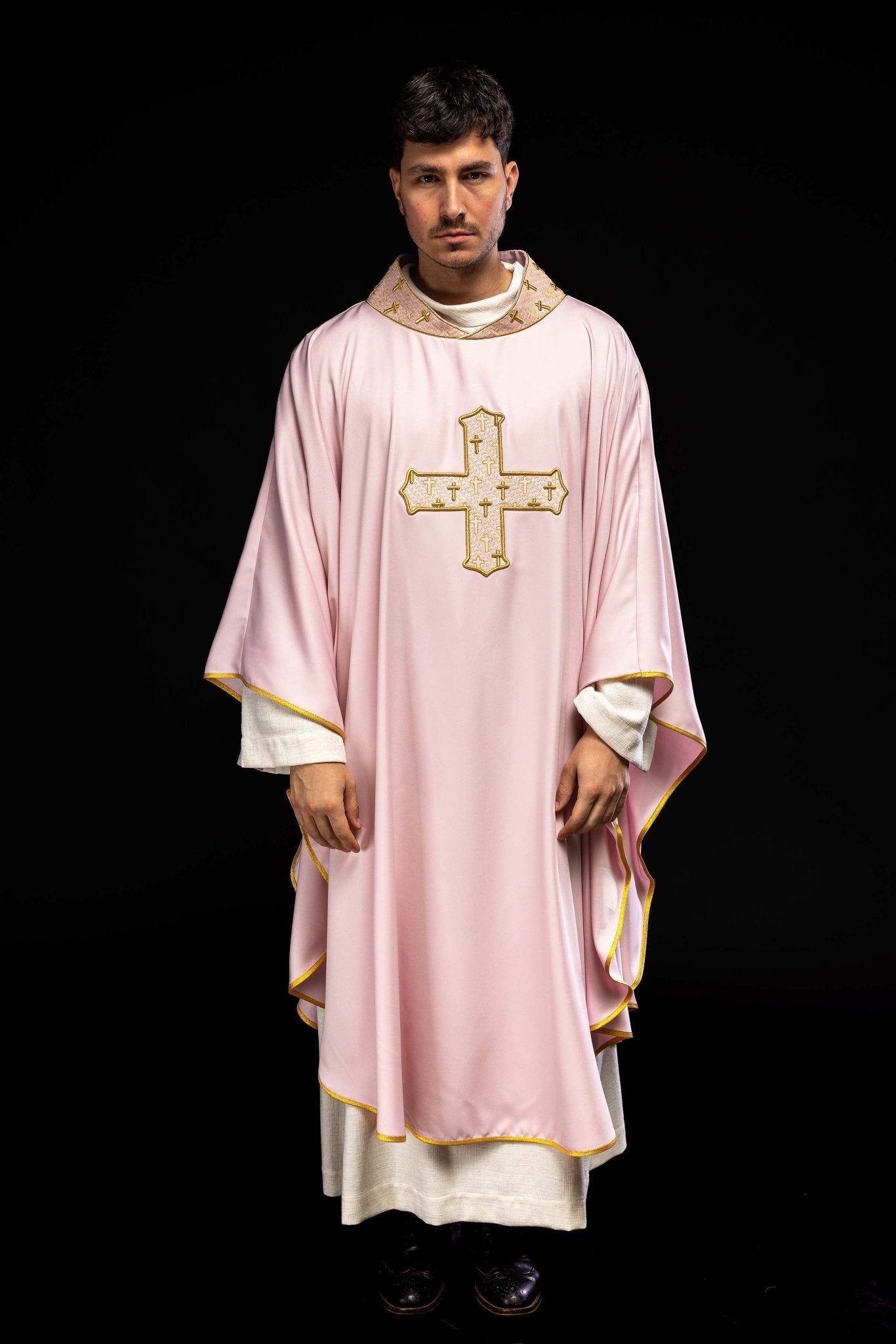Chasuble with an elaborately embroidered cross and a pink collar S - 7061 - 08 - 53 - HAFTINAUSA.COM