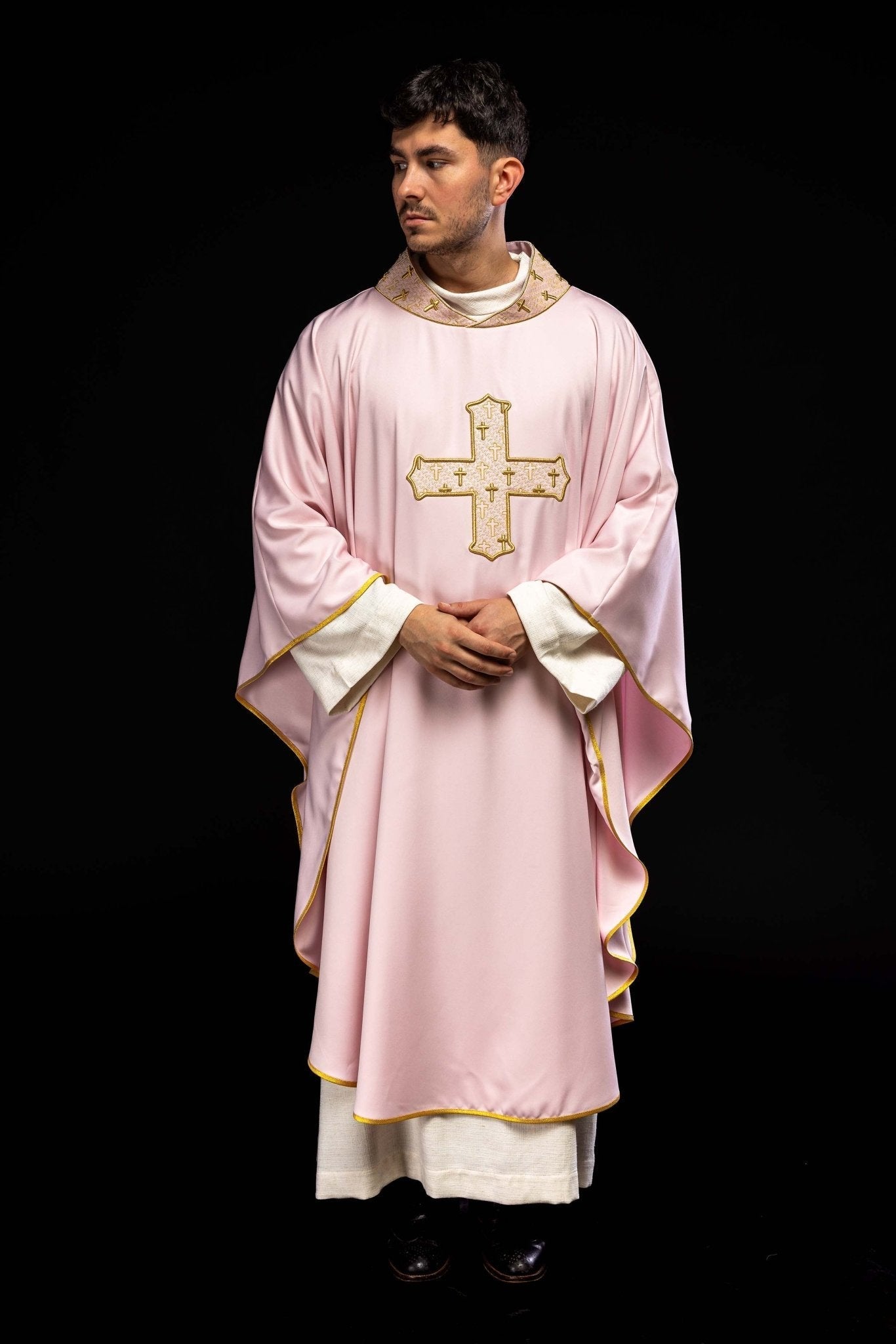 Chasuble with an elaborately embroidered cross and a pink collar S - 7061 - 08 - 53 - HAFTINAUSA.COM
