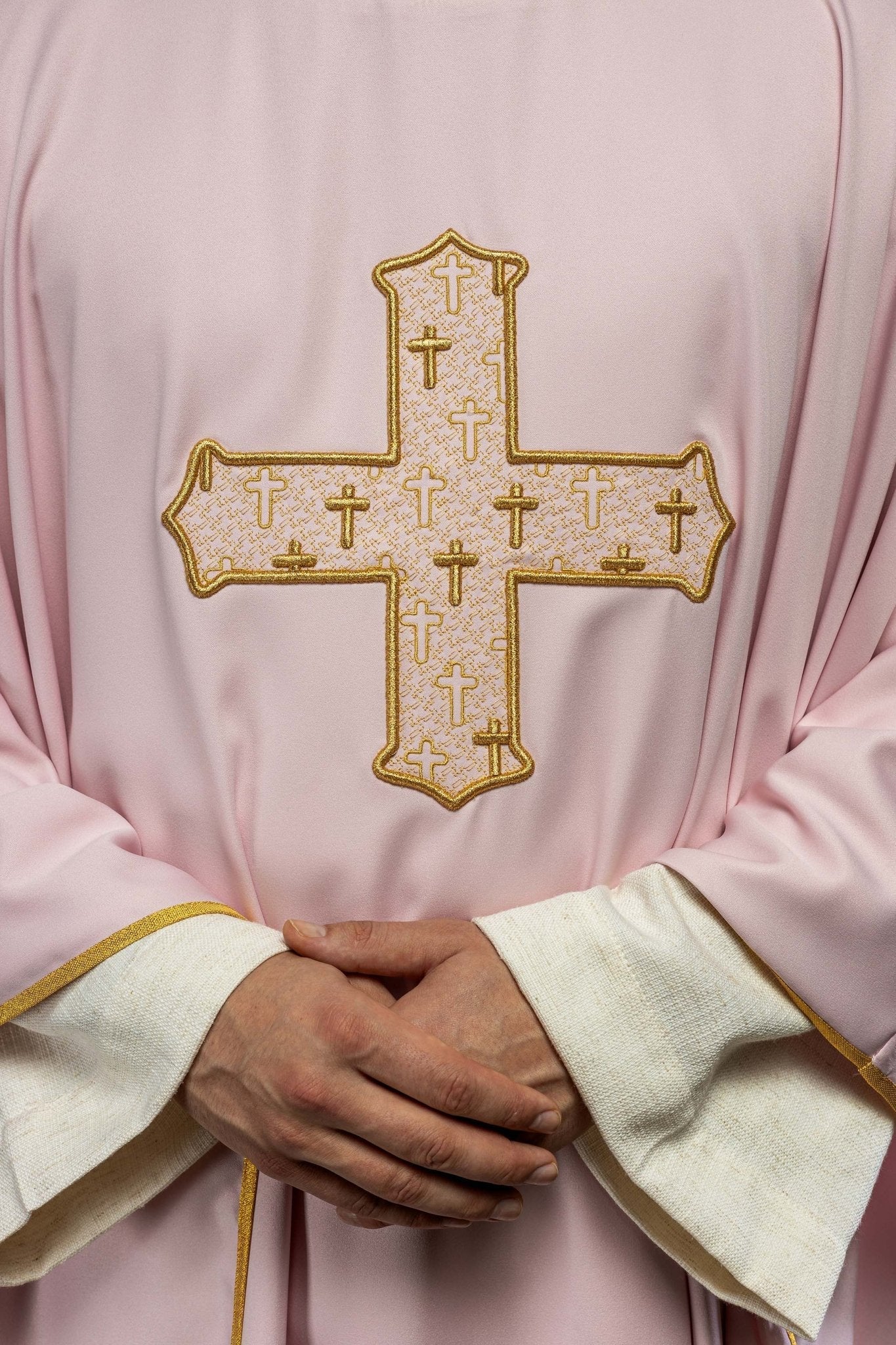 Chasuble with an elaborately embroidered cross and a pink collar S - 7061 - 08 - 53 - HAFTINAUSA.COM