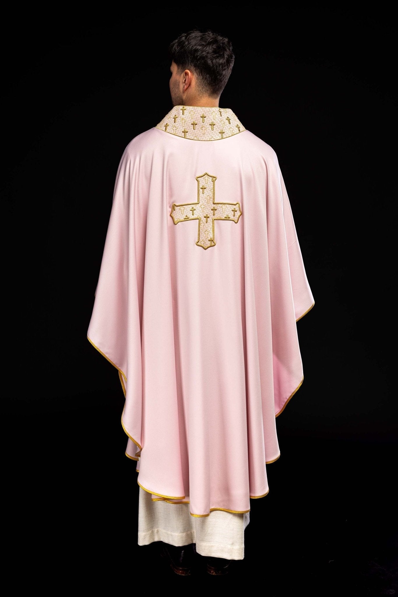 Chasuble with an elaborately embroidered cross and a pink collar S - 7061 - 08 - 53 - HAFTINAUSA.COM