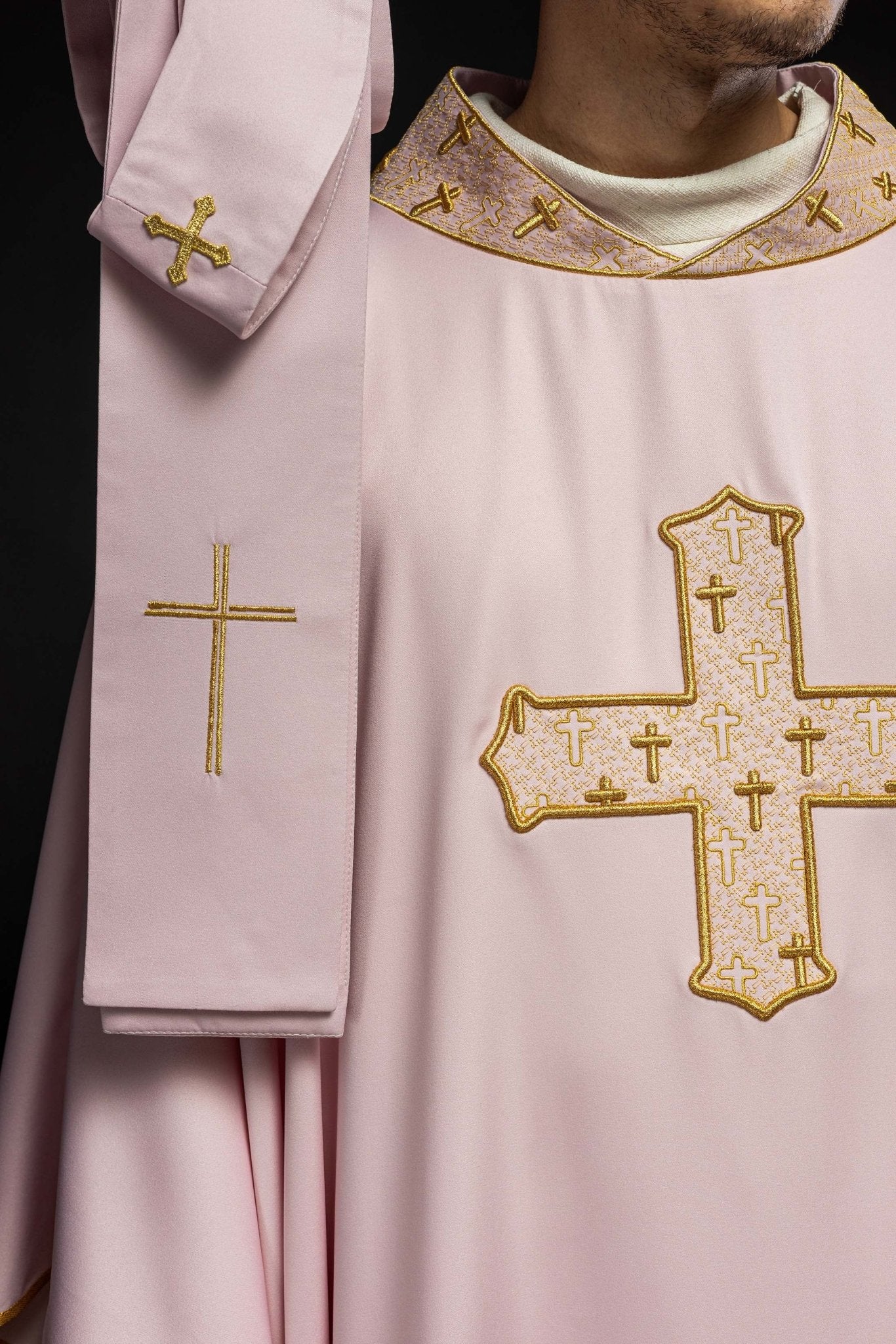 Chasuble with an elaborately embroidered cross and a pink collar S - 7061 - 08 - 53 - HAFTINAUSA.COM