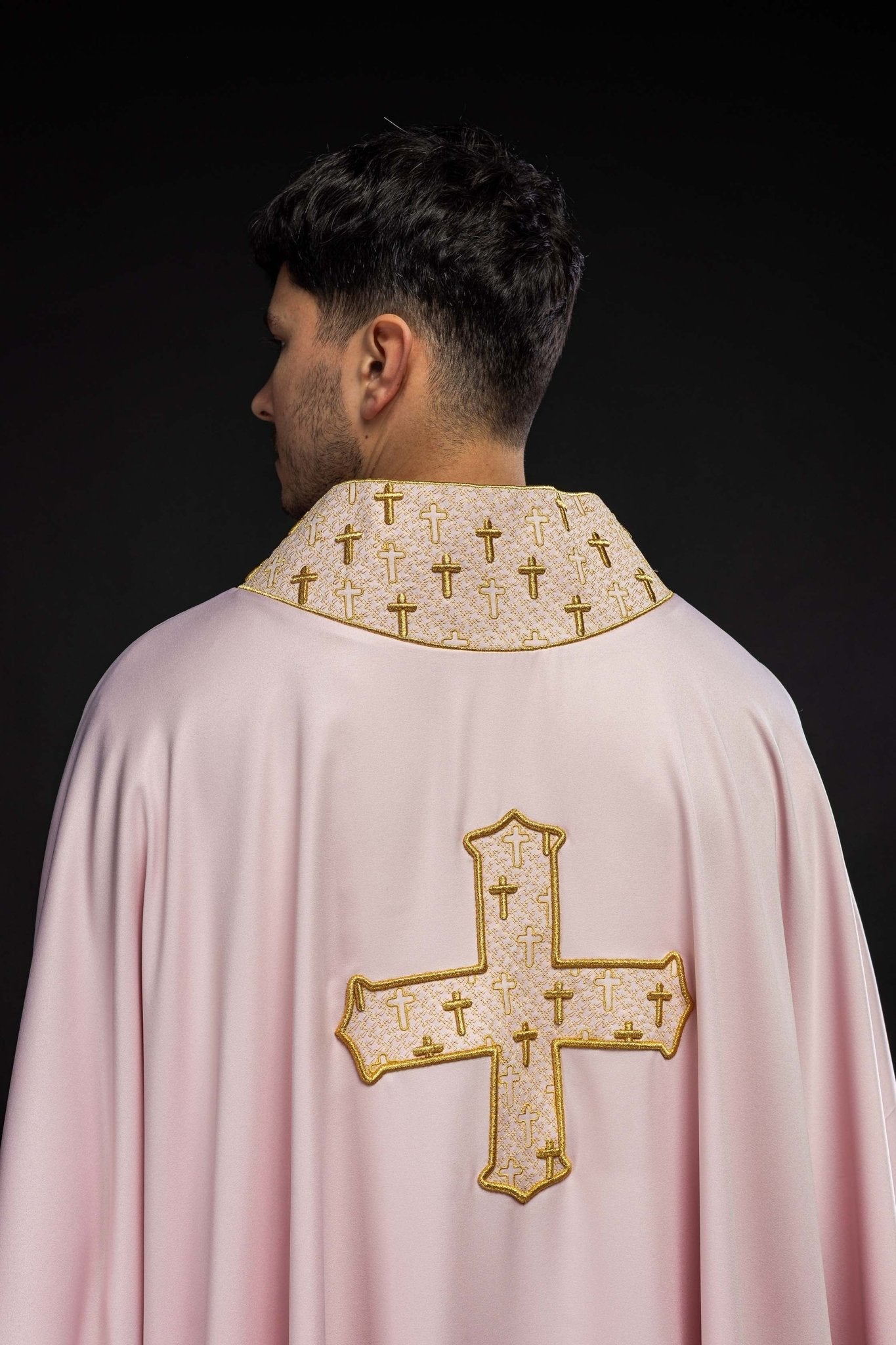 Chasuble with an elaborately embroidered cross and a pink collar S - 7061 - 08 - 53 - HAFTINAUSA.COM