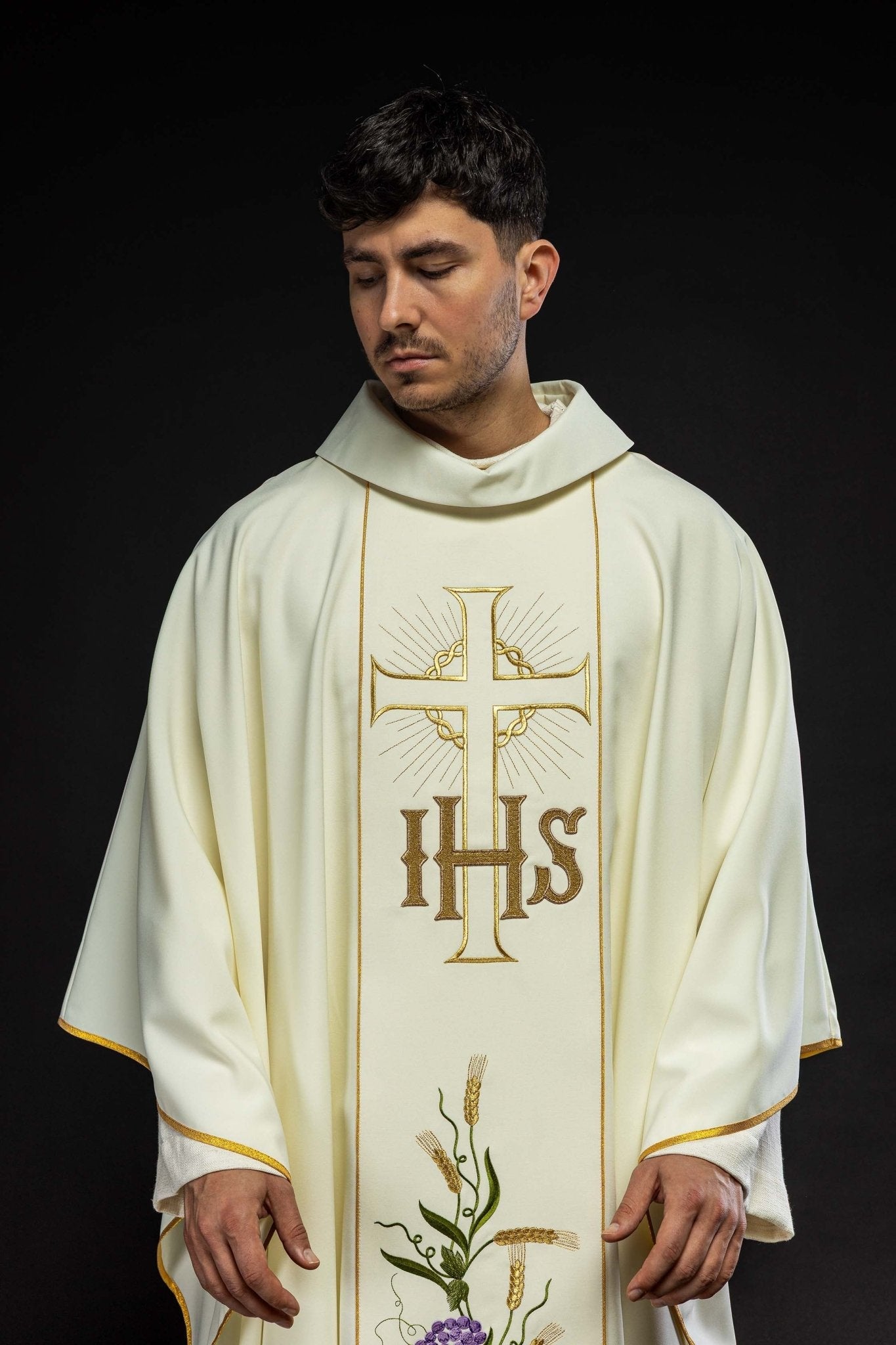 Chasuble with cross symbol and grapes in ecru KOR/214/05/01 ECRU - HAFTINAUSA.COM