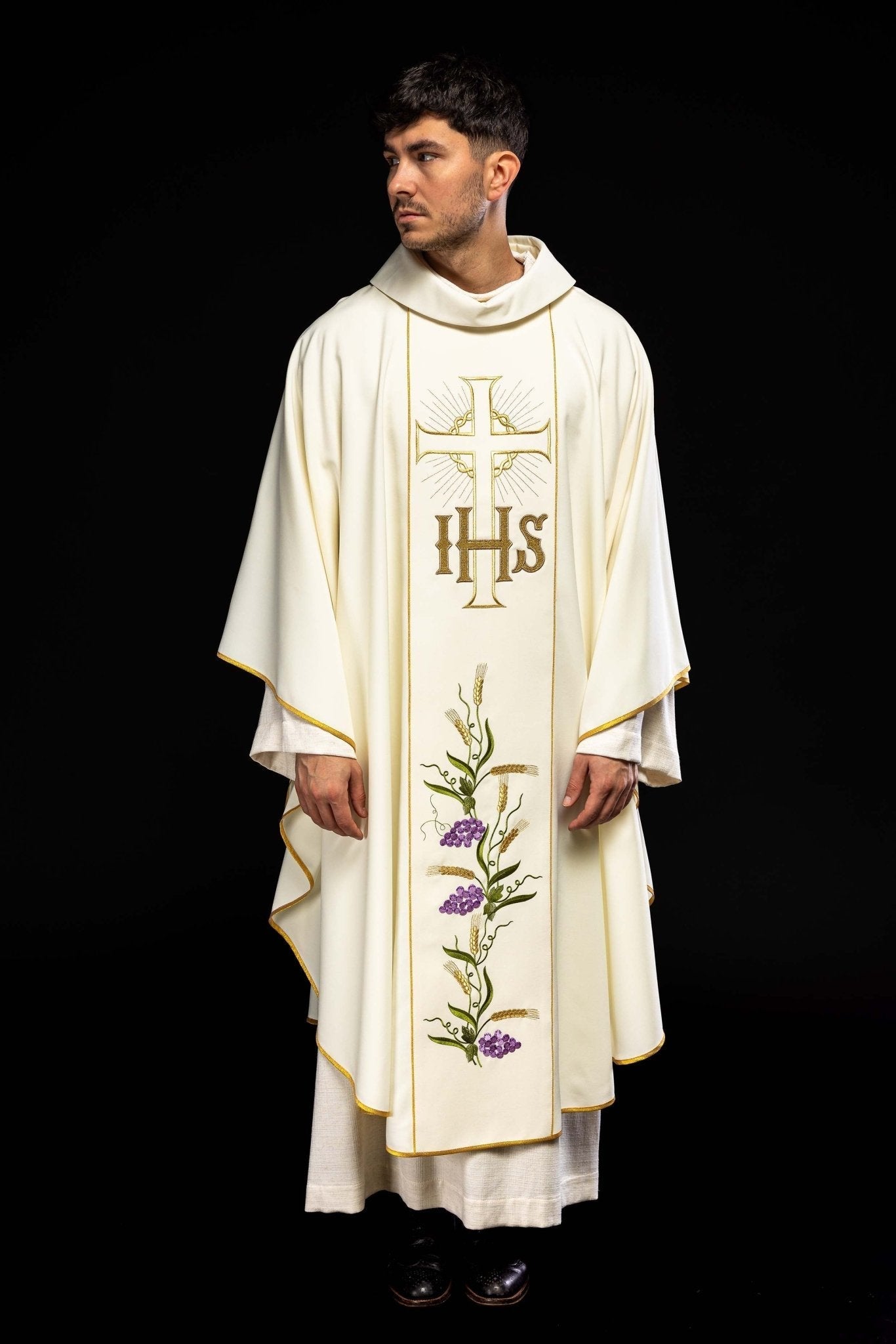 Chasuble with cross symbol and grapes in ecru KOR/214/05/01 ECRU - HAFTINAUSA.COM