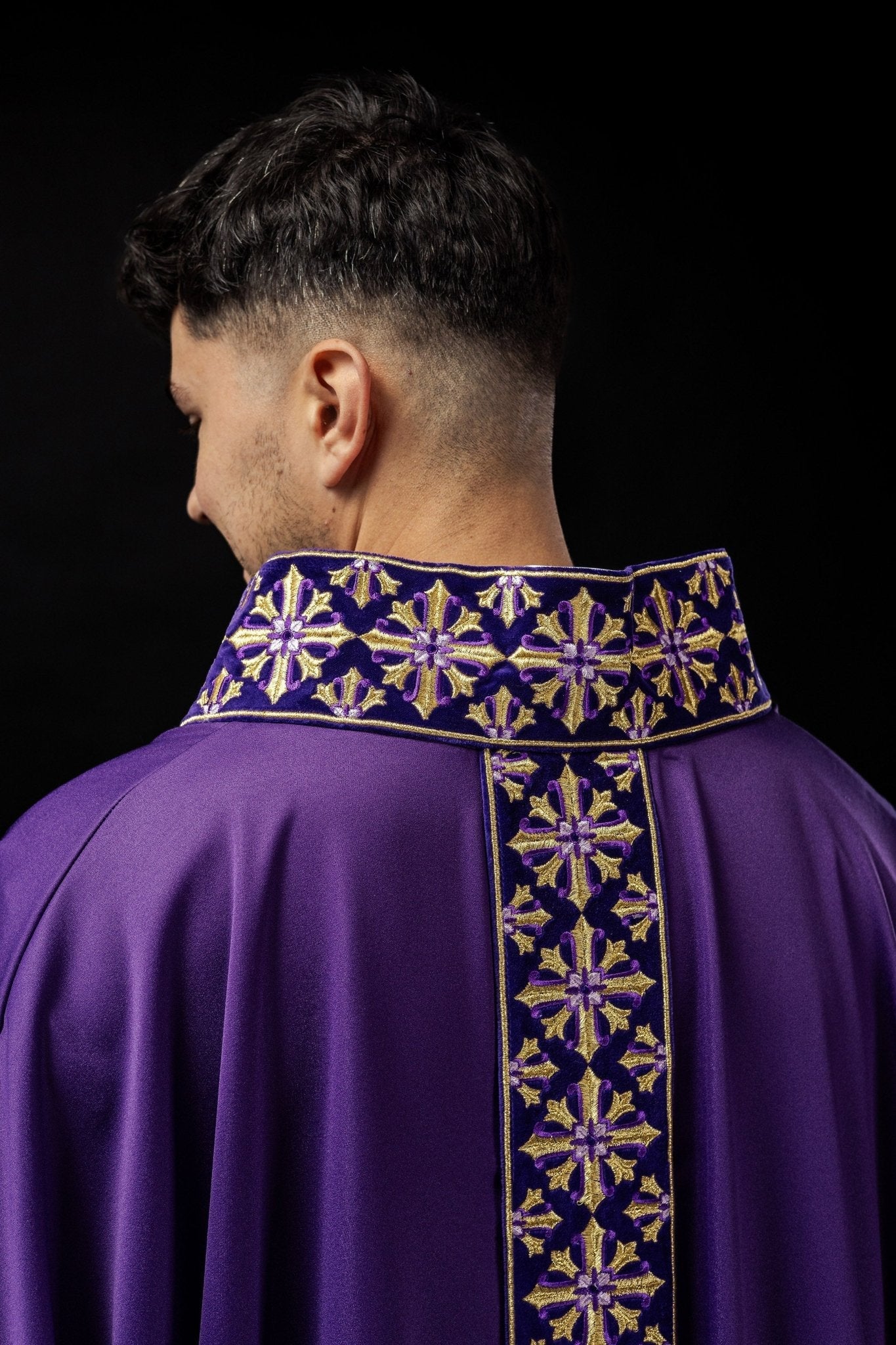 Chasuble with decorative embroidery in purple LE/7026/03 - HAFTINAUSA.COM