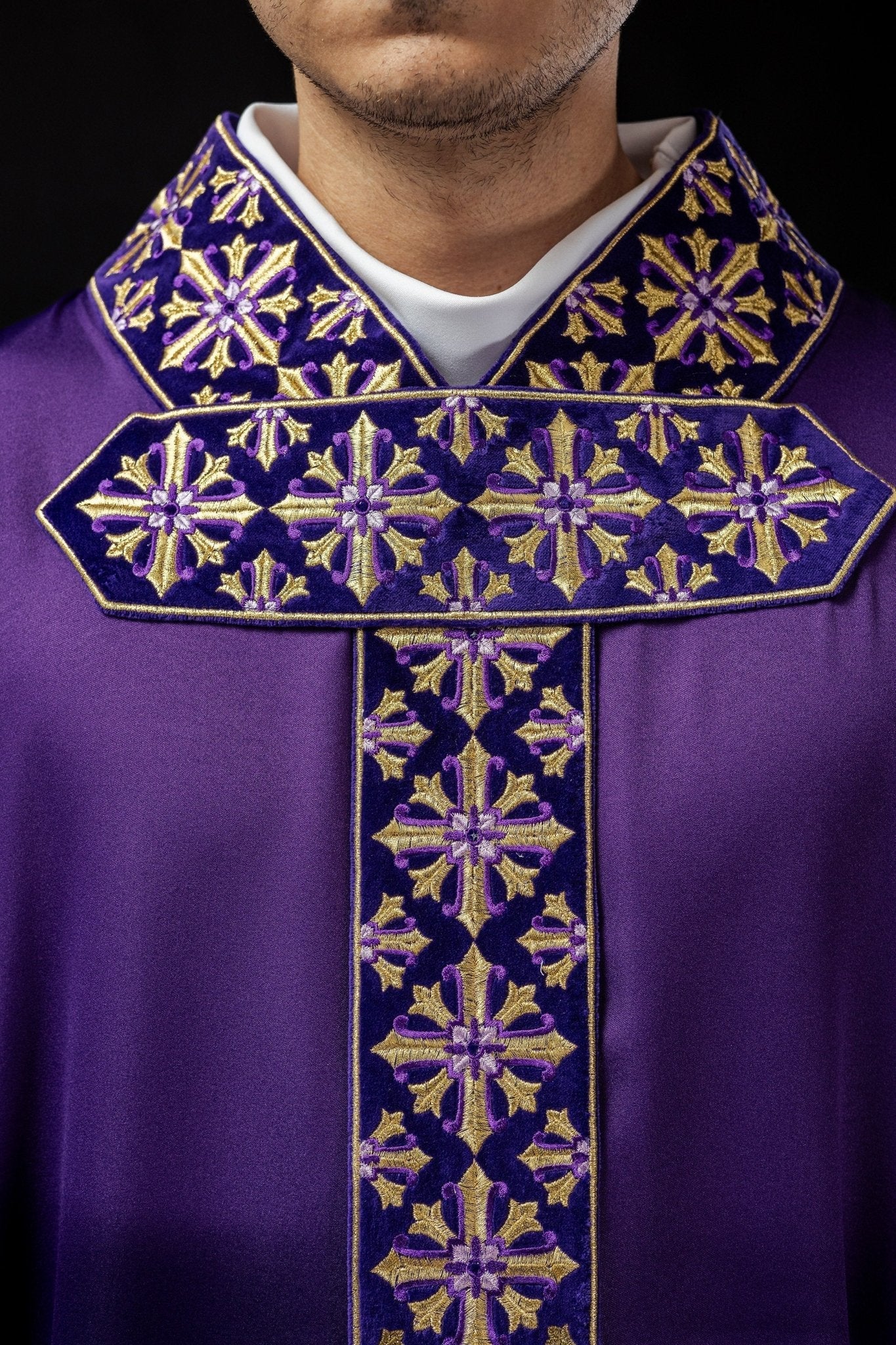 Chasuble with decorative embroidery in purple LE/7026/03 - HAFTINAUSA.COM