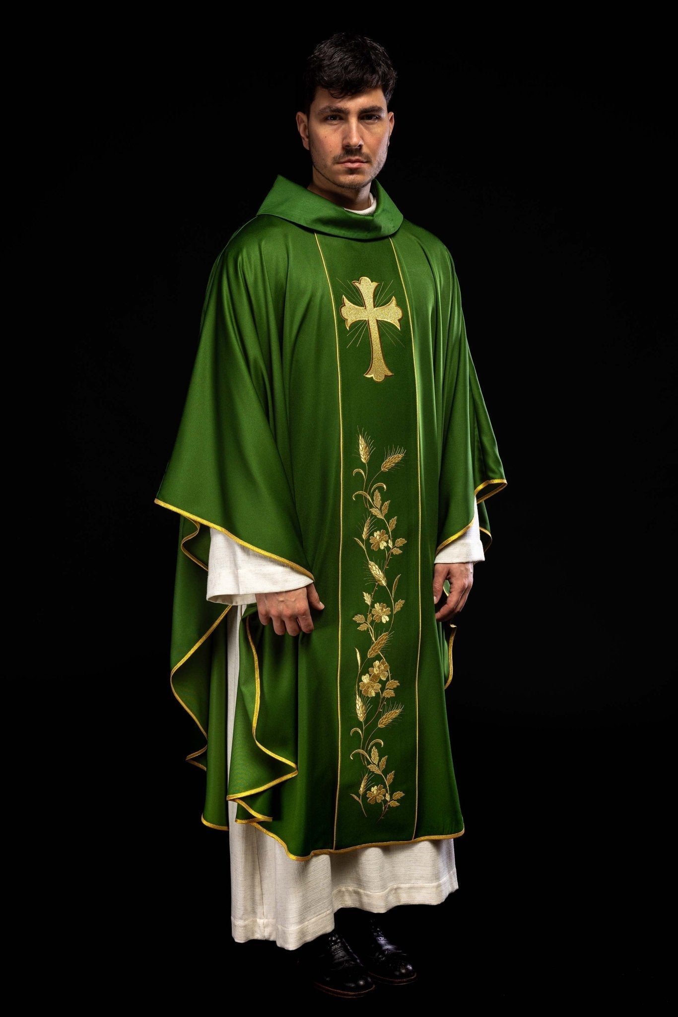 Chasuble with embroidered cross and ears of corn in green KOR/375/01/53 ZIELONY - HAFTINAUSA.COM