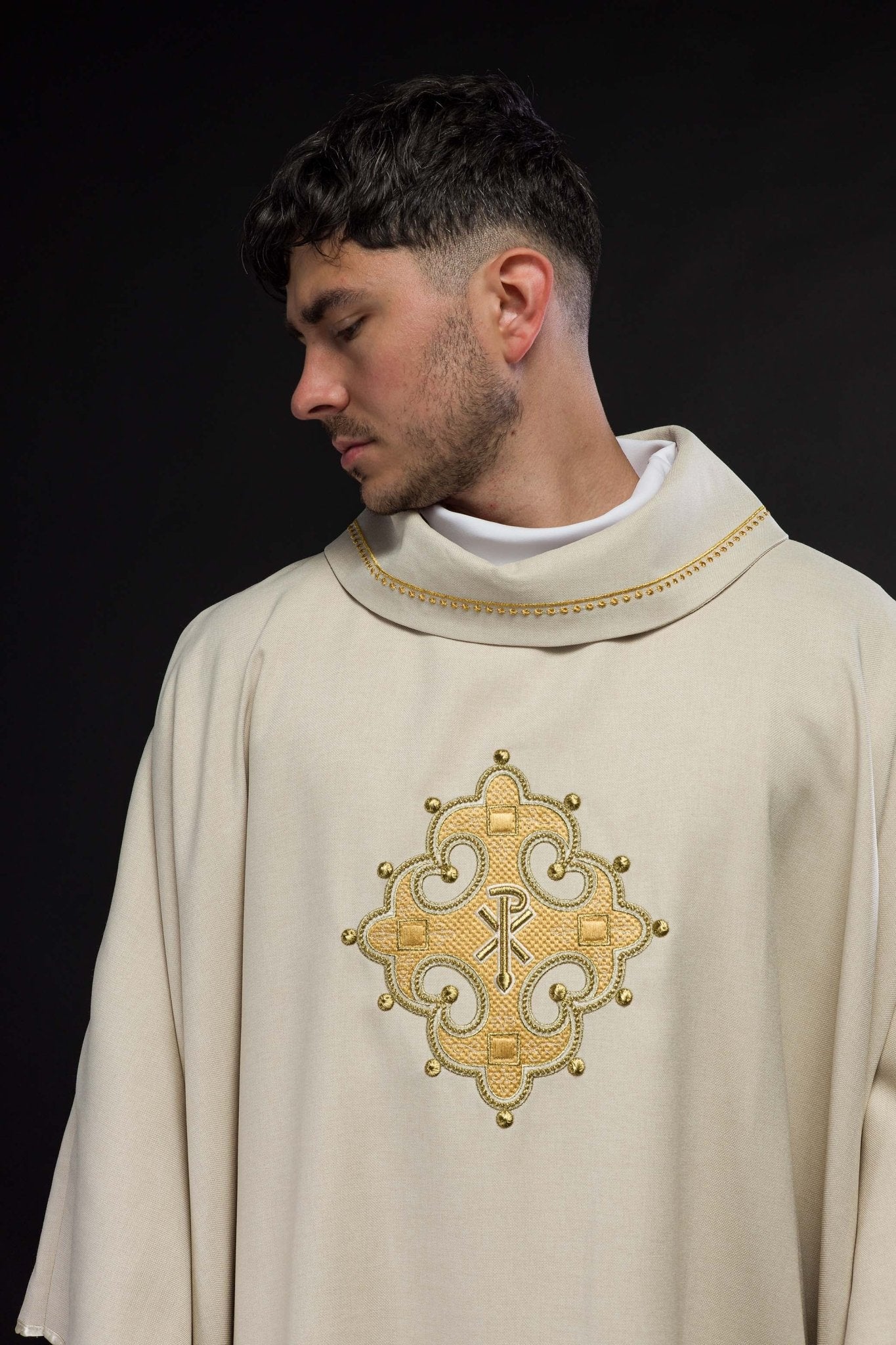 Chasuble with embroidered cross and gold trim on the ecru collar S - 7065 - 05 - 70 - HAFTINAUSA.COM
