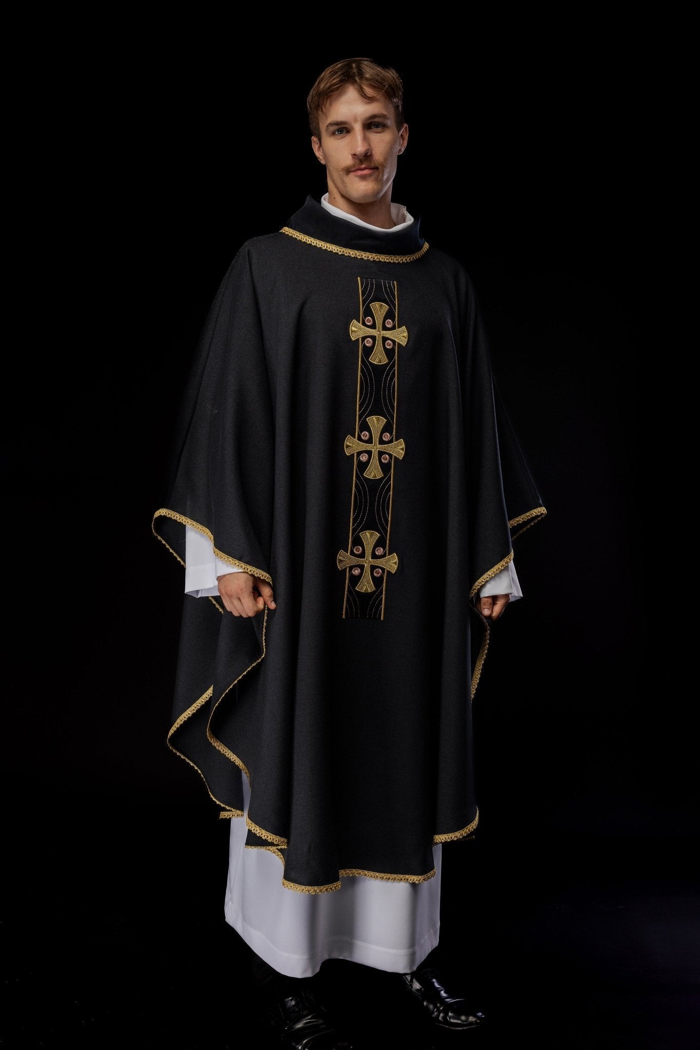 Chasuble with embroidered gold crosses and piping on the collar in black S - 7068 - 07 - 70 - HAFTINAUSA.COM