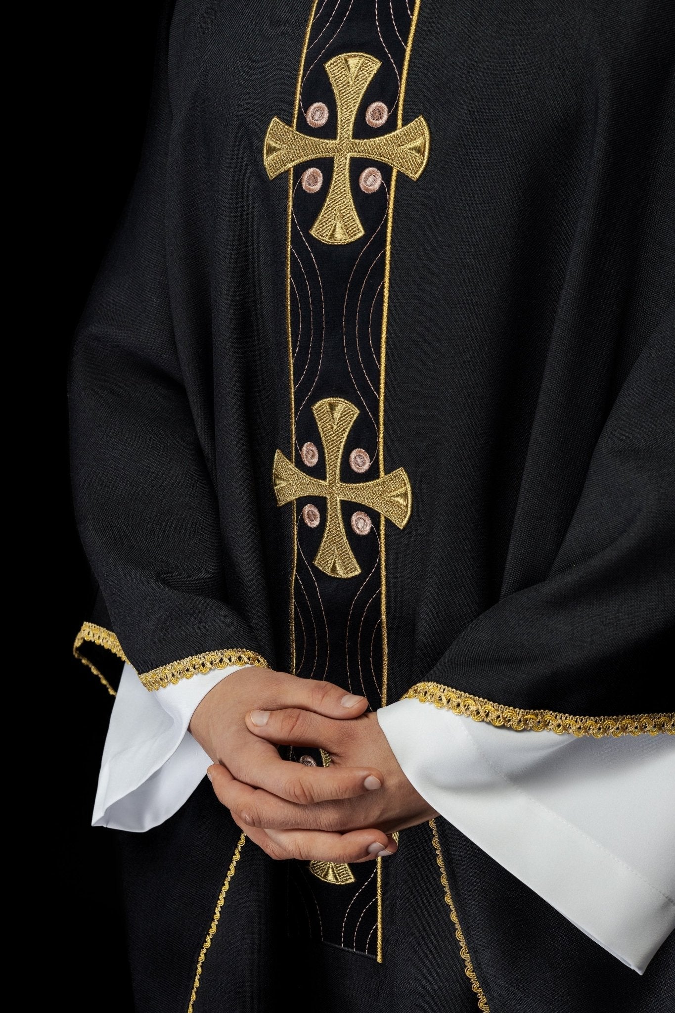 Chasuble with embroidered gold crosses and piping on the collar in black S - 7068 - 07 - 70 - HAFTINAUSA.COM