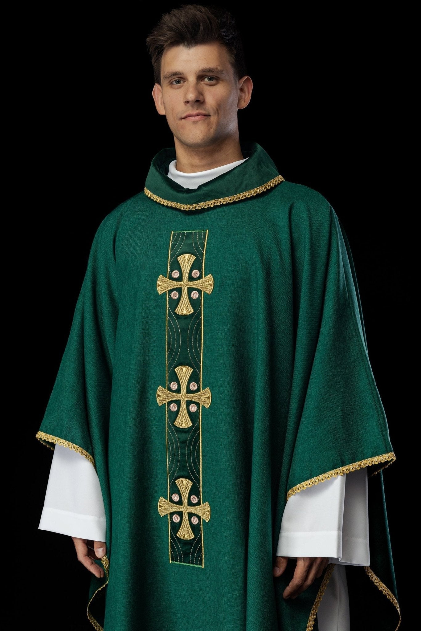 Chasuble with embroidered gold crosses and piping on the collar in green S - 7068 - 01 - 70 - HAFTINAUSA.COM