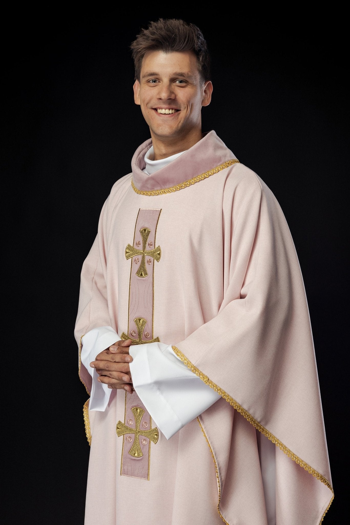 Chasuble with embroidered gold crosses and piping on the collar in pink S - 7068 - 08 - 70 - HAFTINAUSA.COM