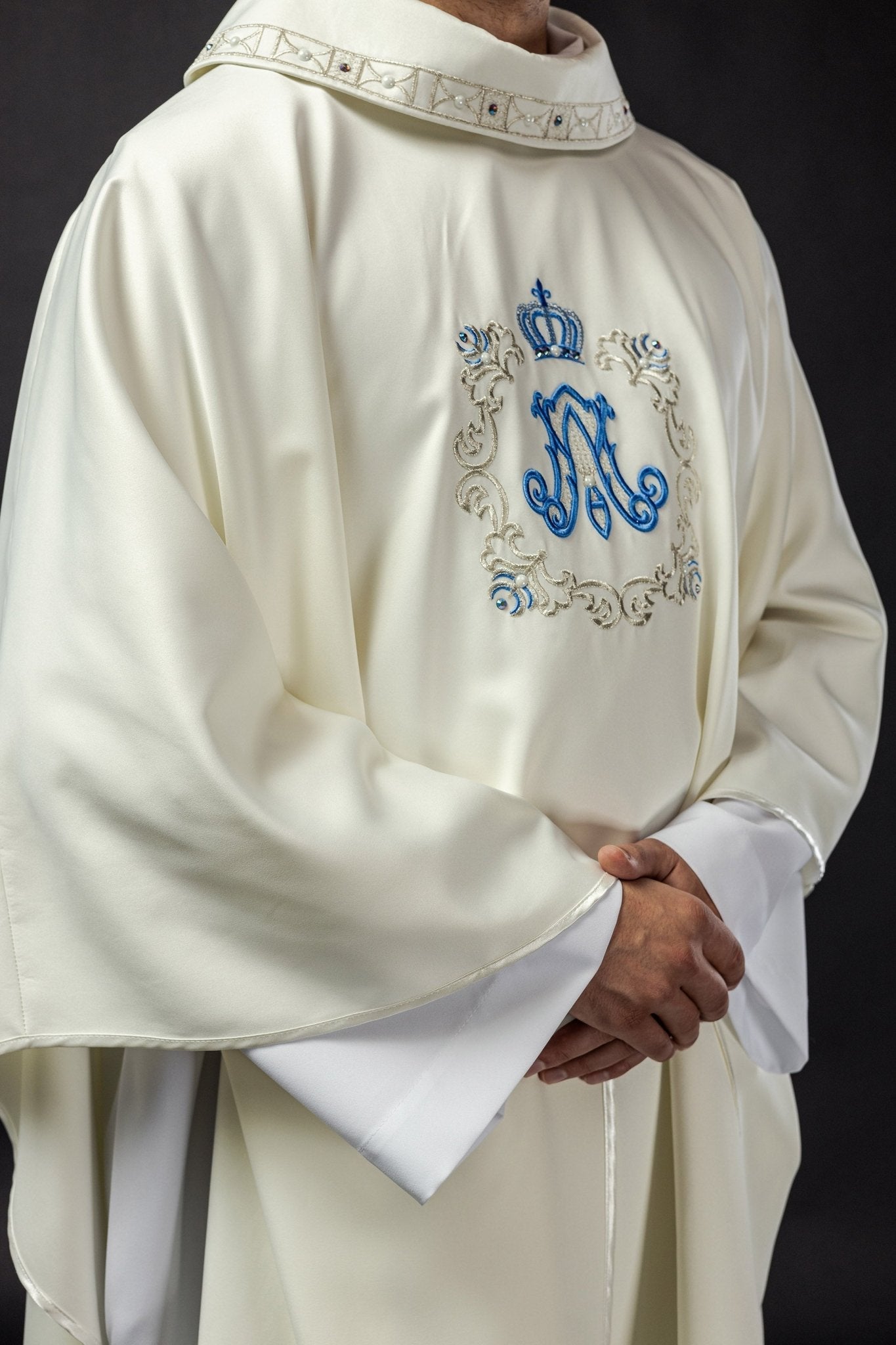 Chasuble with embroidered Marian image LE/7041/05 - HAFTINAUSA.COM