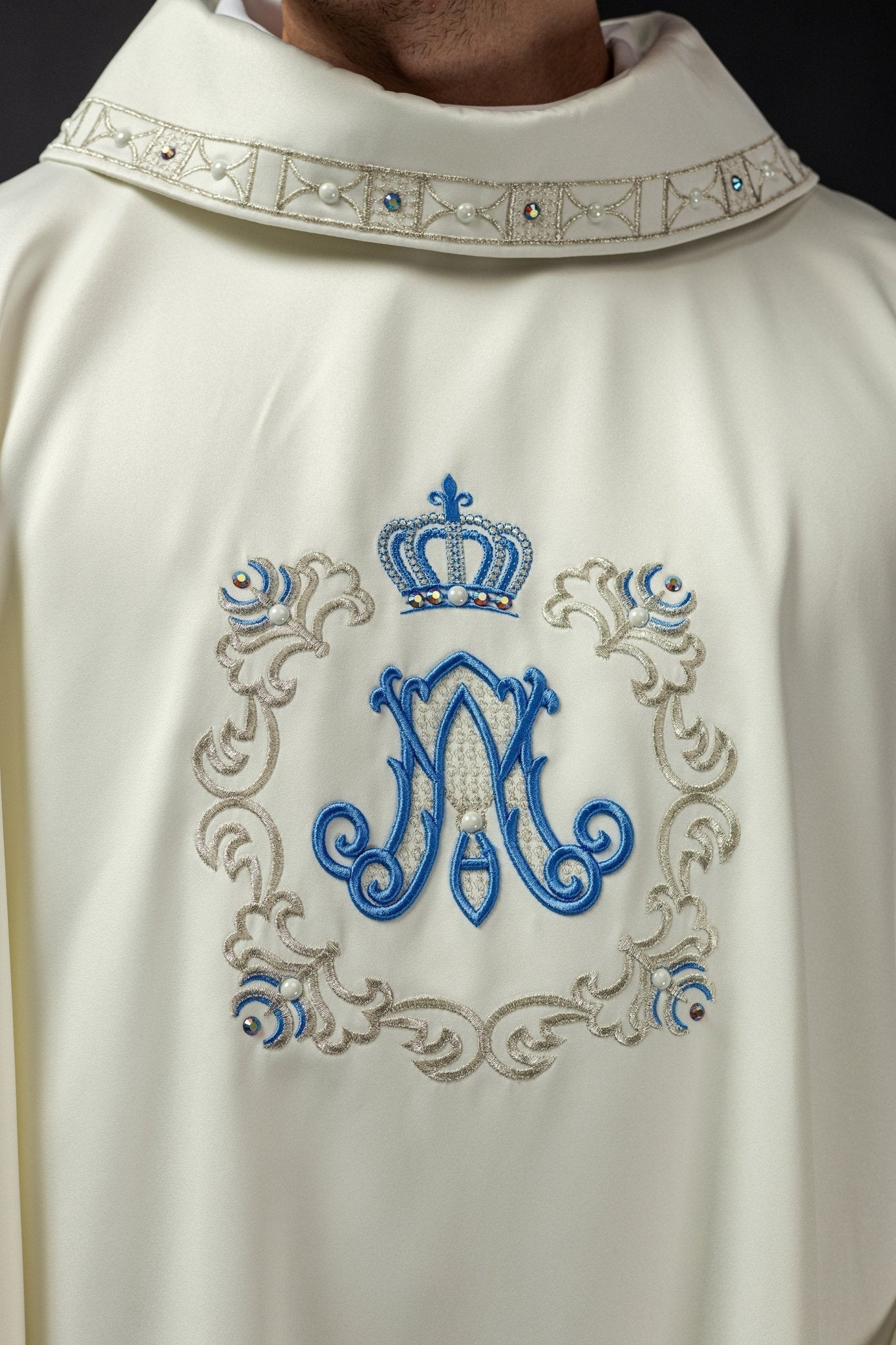 Chasuble with embroidered Marian image LE/7041/05 - HAFTINAUSA.COM