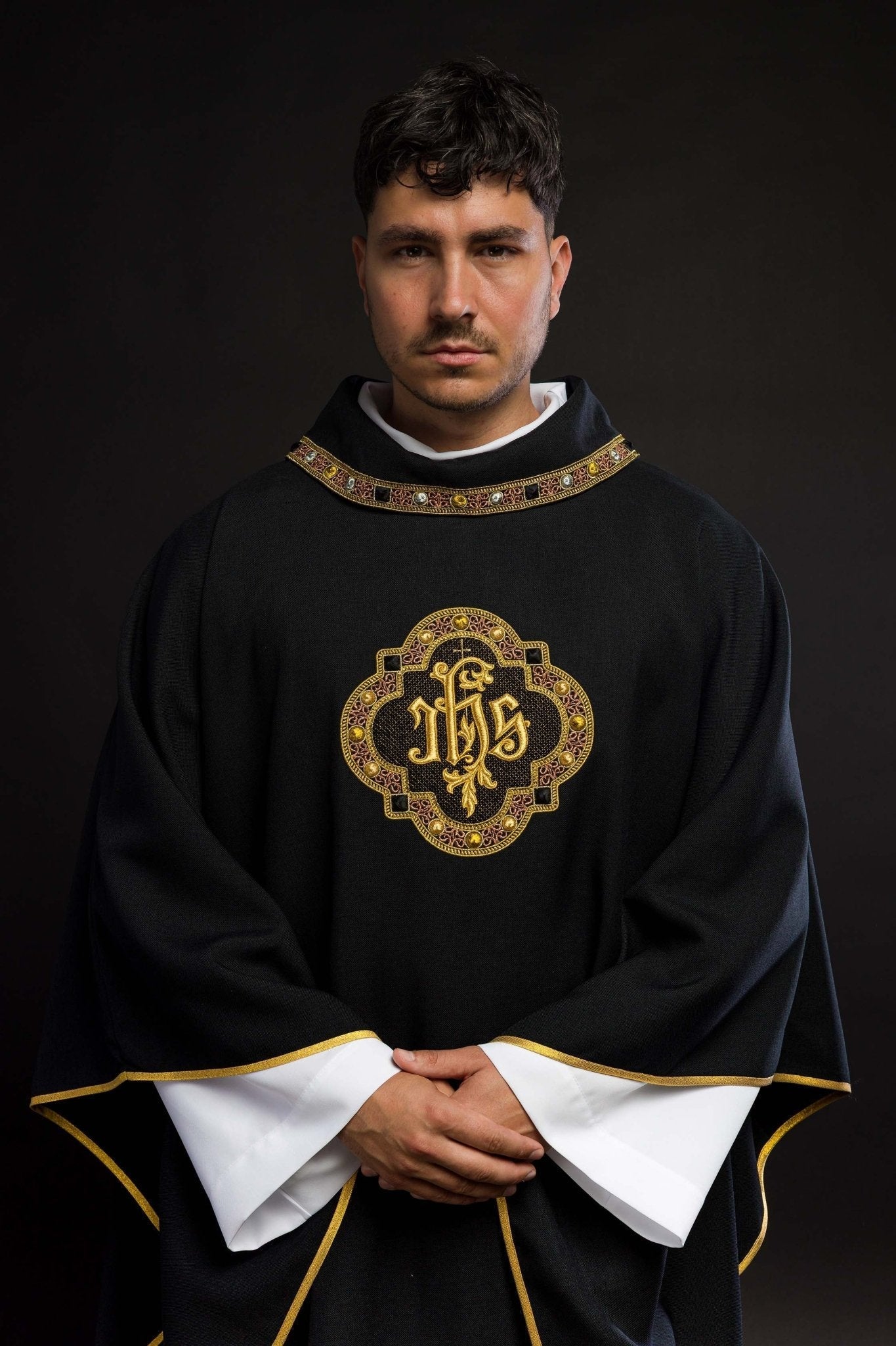 Chasuble with richly embroidered belt and trim around the IHS embroidery and collar in black S - 7073 - 07 - 70 - HAFTINAUSA.COM