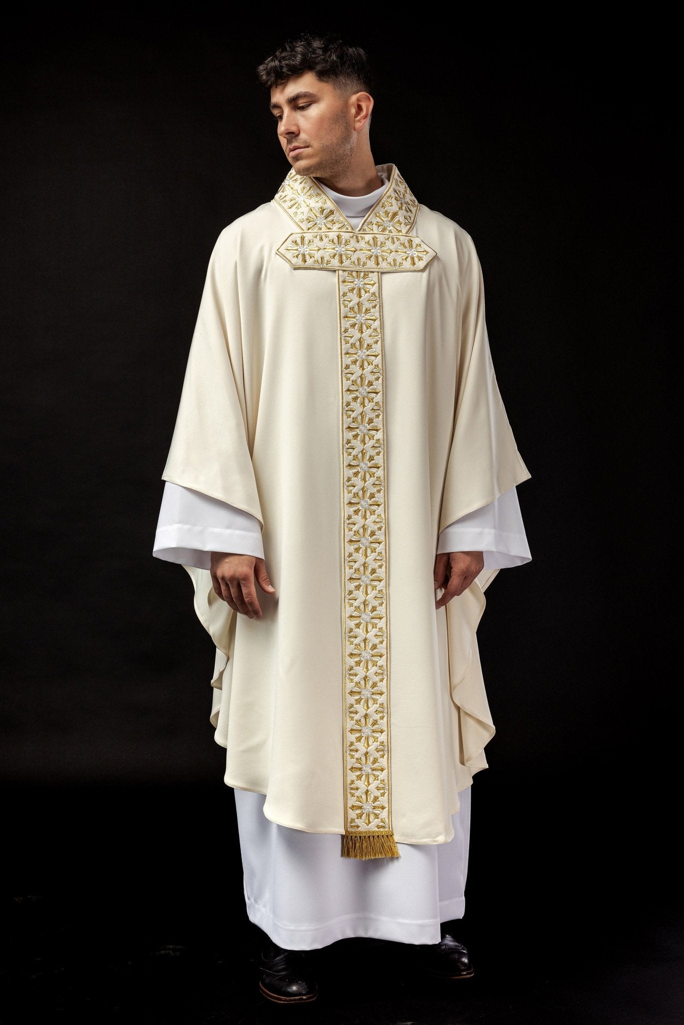 Chasuble with shiny embroidery in ecru LE/7026/05 - HAFTINAUSA.COM