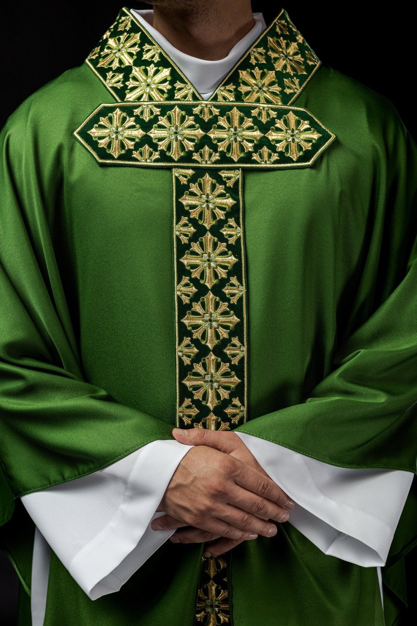 Chasuble with shiny embroidery in green LE/7026/01 - HAFTINAUSA.COM