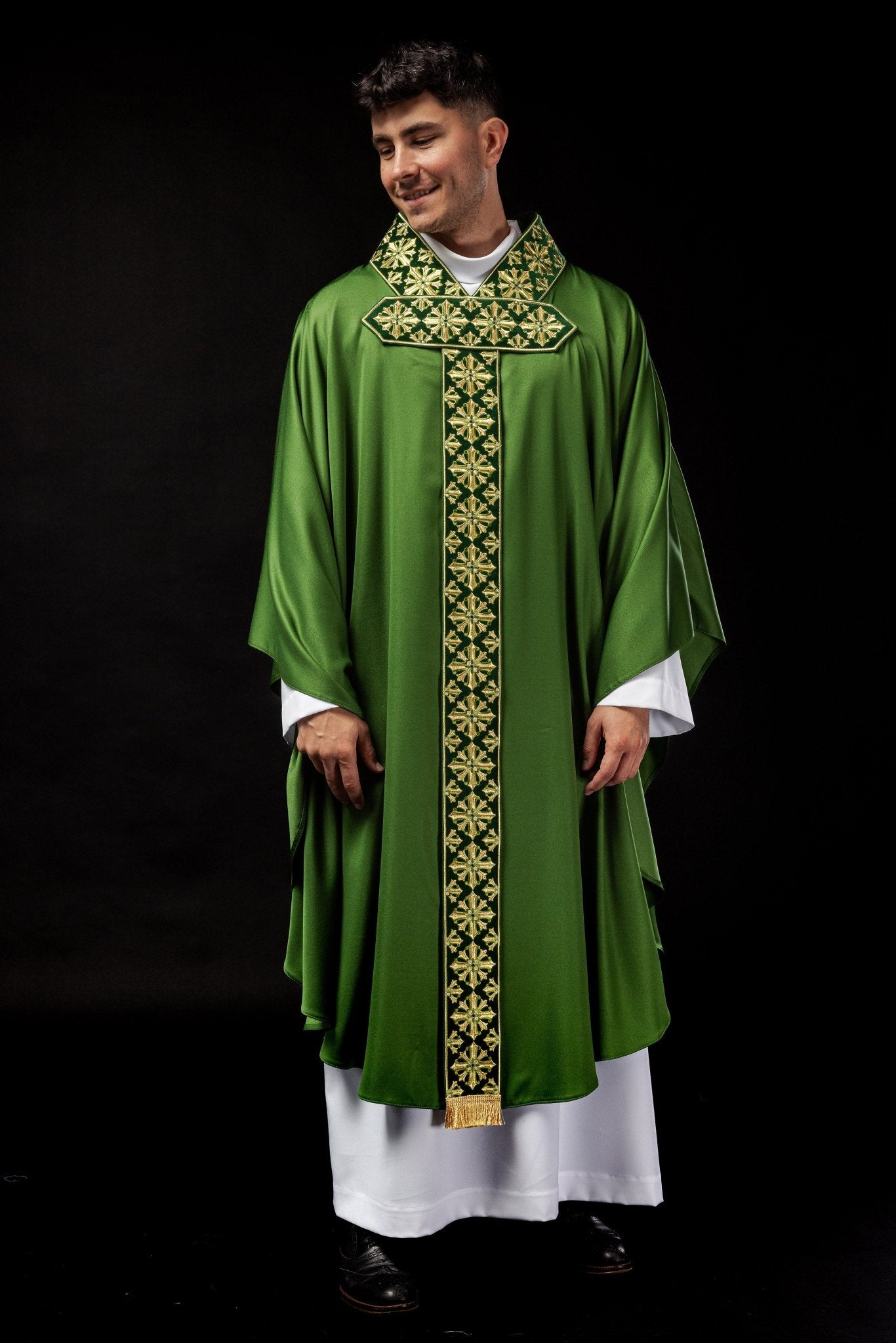 Chasuble with shiny embroidery in green LE/7026/01 - HAFTINAUSA.COM