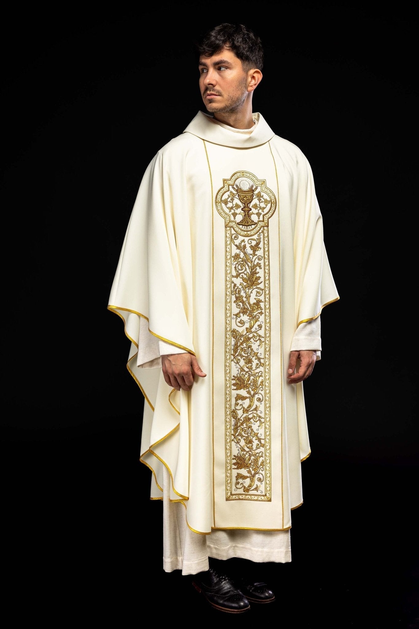 Chasuble with the symbol of the Eucharistic Chalice in ecru KOR/040/05/01 ECRU - HAFTINAUSA.COM