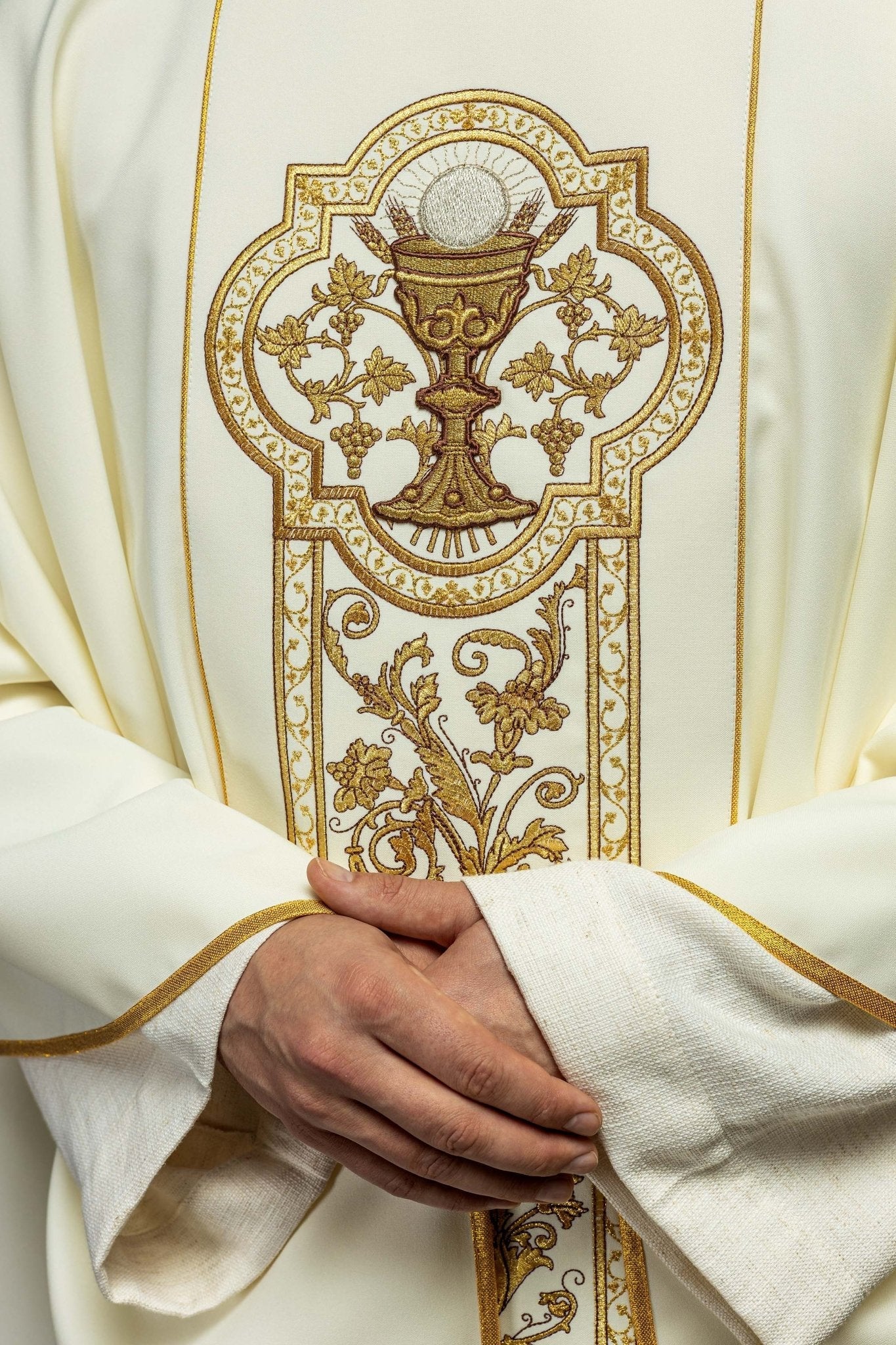 Chasuble with the symbol of the Eucharistic Chalice in ecru KOR/040/05/01 ECRU - HAFTINAUSA.COM