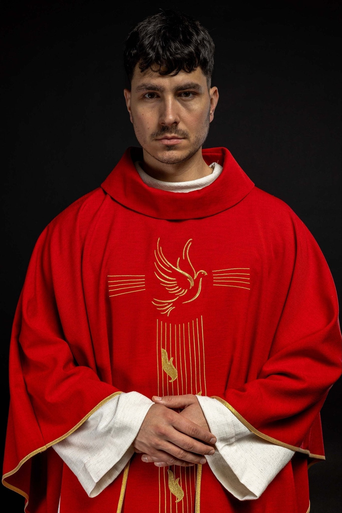 Chasuble with the symbol of the Holy Spirit KOR/218/02/62 CZERWONY - HAFTINAUSA.COM
