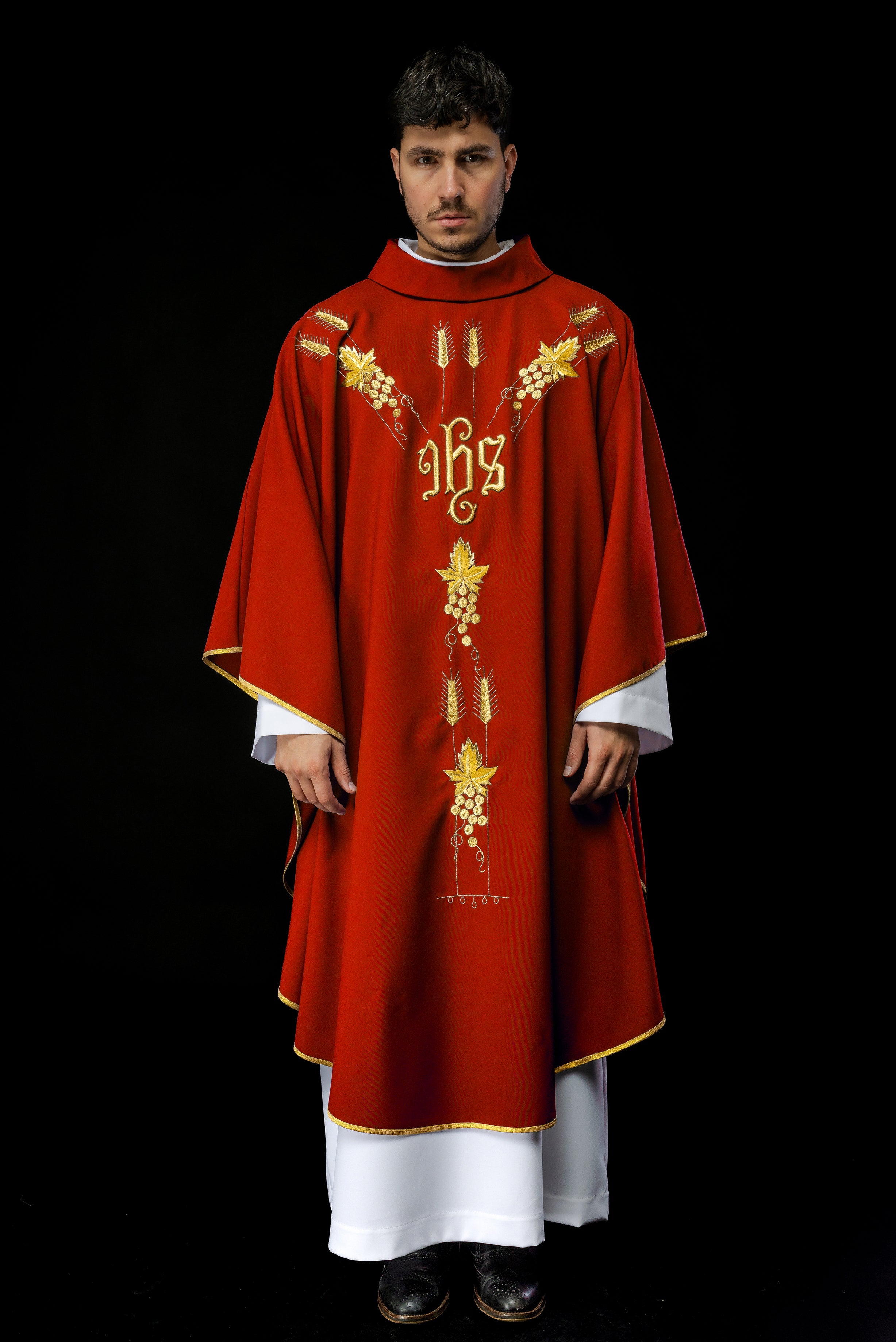 Chasuble embroidered with IHS and grape symbols in red - HAFTINAUSA.COM