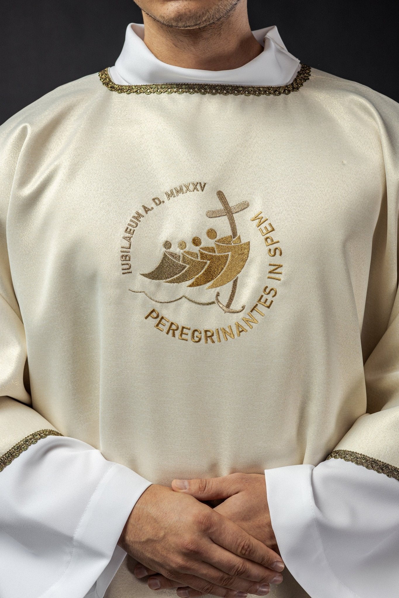 Dalmatic with JUBILEE ROME 2025 embroidery on a shimmering ecru fabric JR/038/05/54/D - HAFTINAUSA.COM