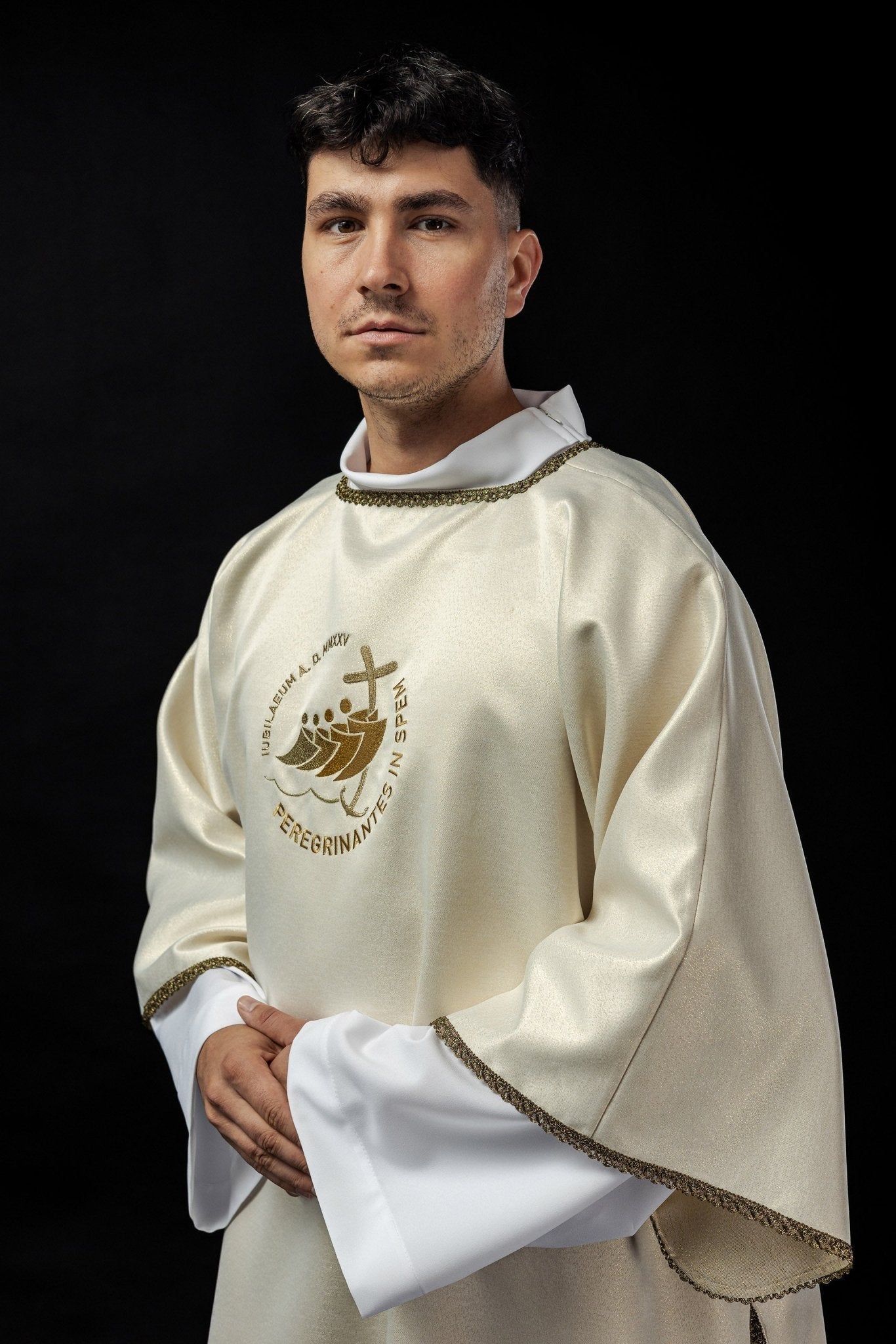 Dalmatic with JUBILEE ROME 2025 embroidery on a shimmering ecru fabric JR/038/05/54/D - HAFTINAUSA.COM
