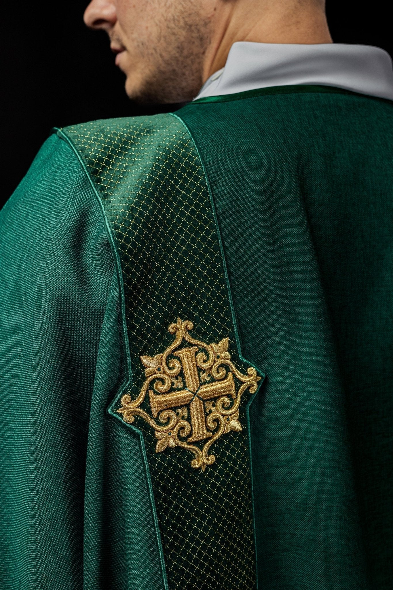 Dalmatic with stripes on a velvet background with the symbols of the Cross Green LE/1030/01/B - HAFTINAUSA.COM