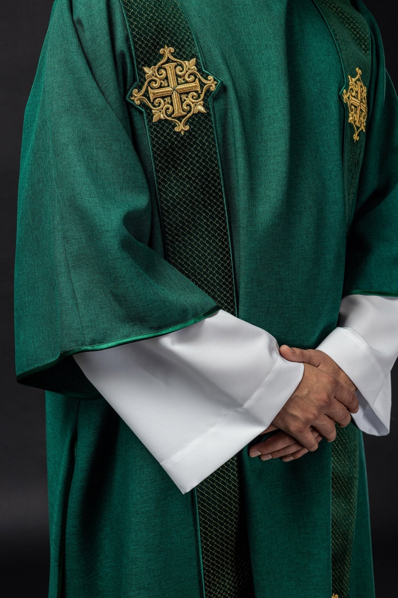 Dalmatic with stripes on a velvet background with the symbols of the Cross Green LE/1030/01/B - HAFTINAUSA.COM