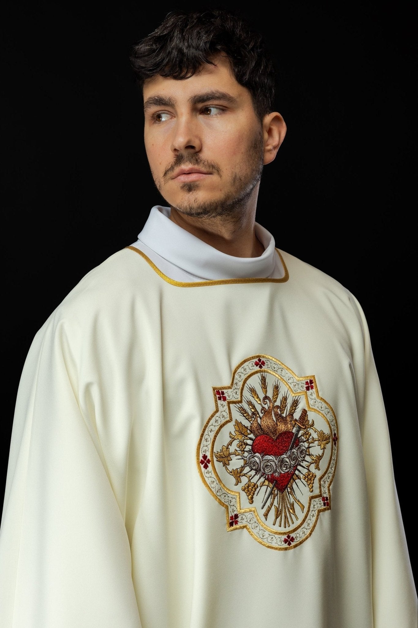 Dalmatic with the motif of the Immaculate Heart of Mary KDL/392/05/01/D - HAFTINAUSA.COM