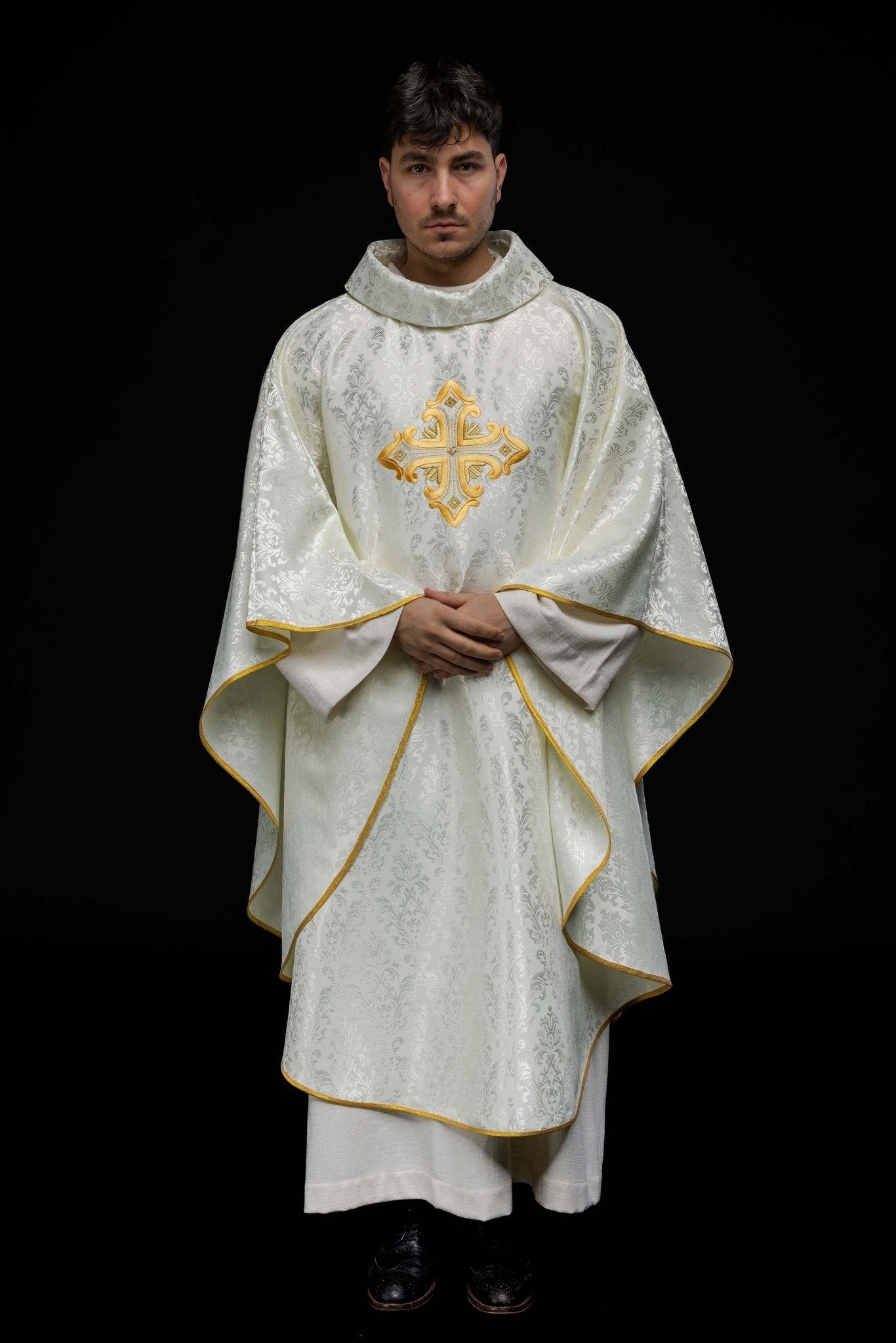 Ecru chasuble with cross made of patterned fabric HIT/197007/05/67 ECRU - HAFTINAUSA.COM