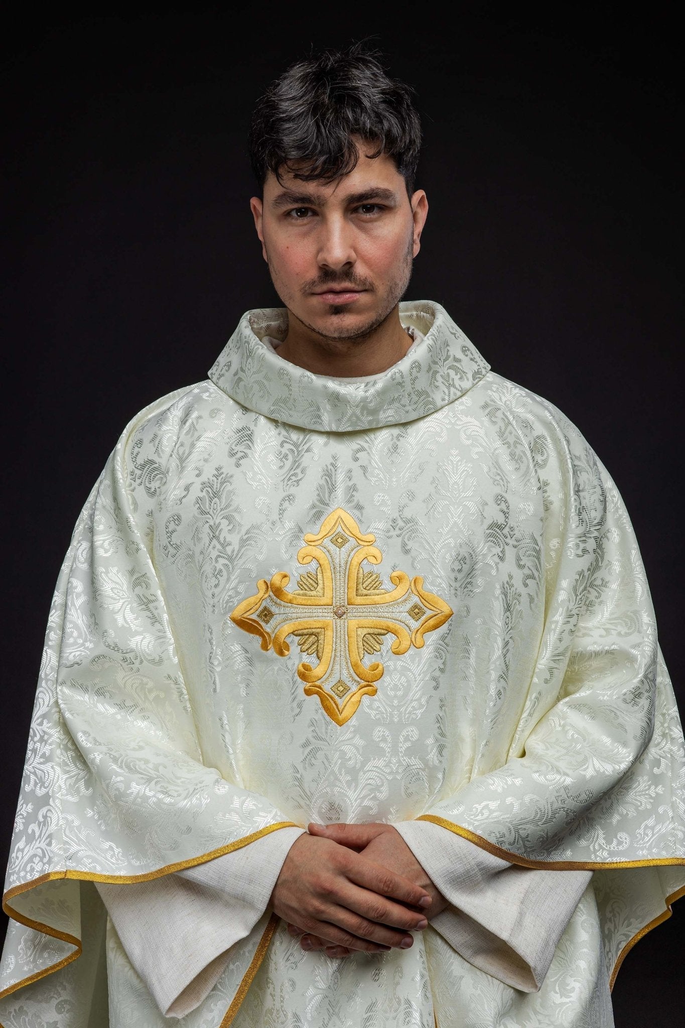 Ecru chasuble with cross made of patterned fabric HIT/197007/05/67 ECRU - HAFTINAUSA.COM