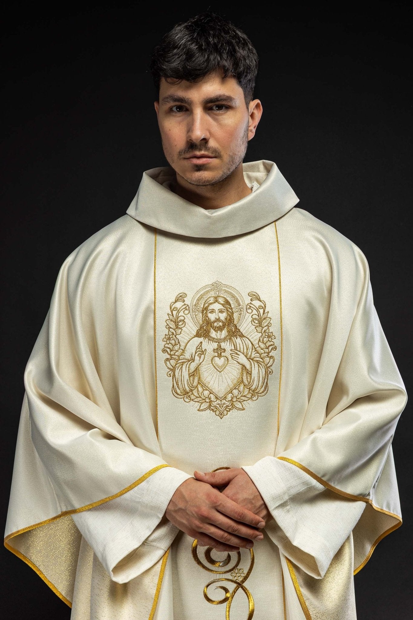 Ecru chasuble with image of the Sacred Heart of Jesus KOW2/035/05/54 - HAFTINAUSA.COM