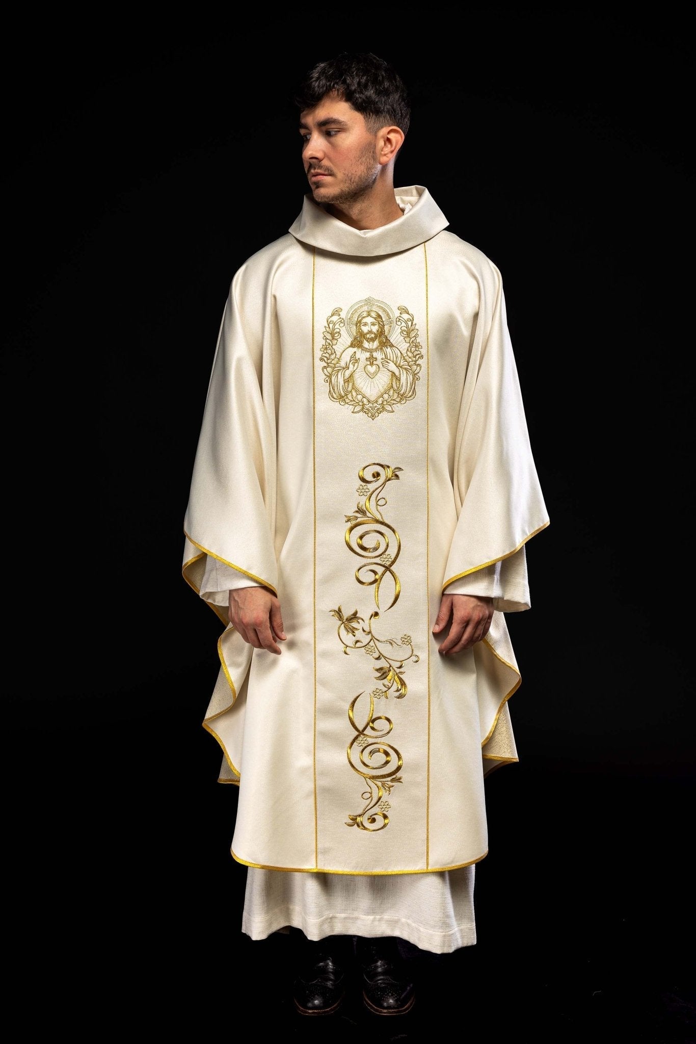 Ecru chasuble with image of the Sacred Heart of Jesus KOW2/035/05/54 - HAFTINAUSA.COM