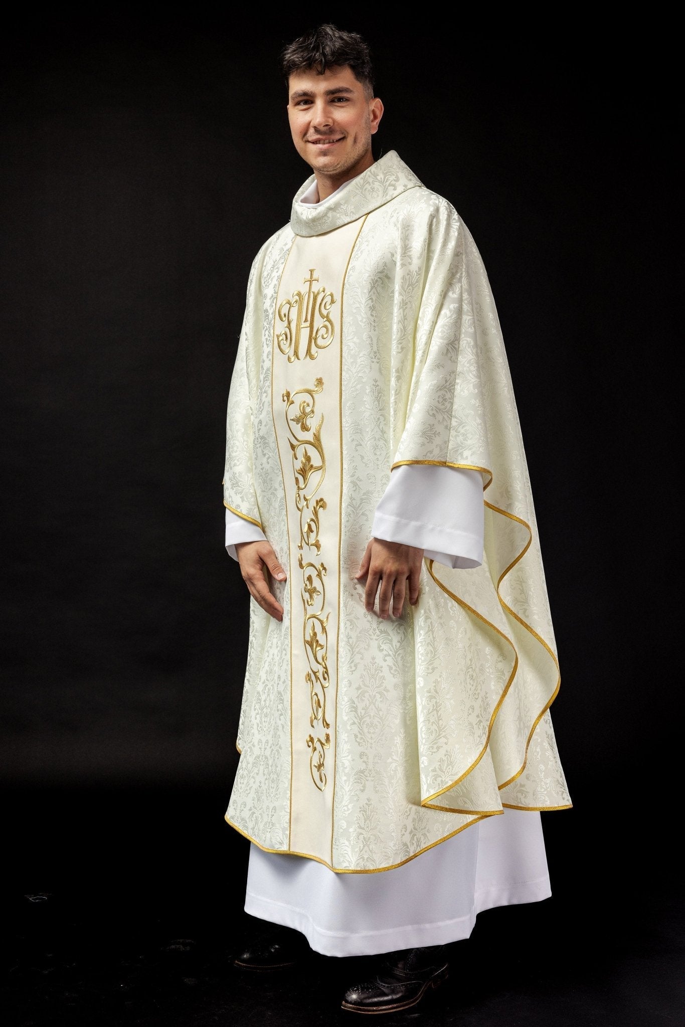 Ecru chasuble with JHS motif made of decorative texture S - 7059 - 05 - 67 - HAFTINAUSA.COM