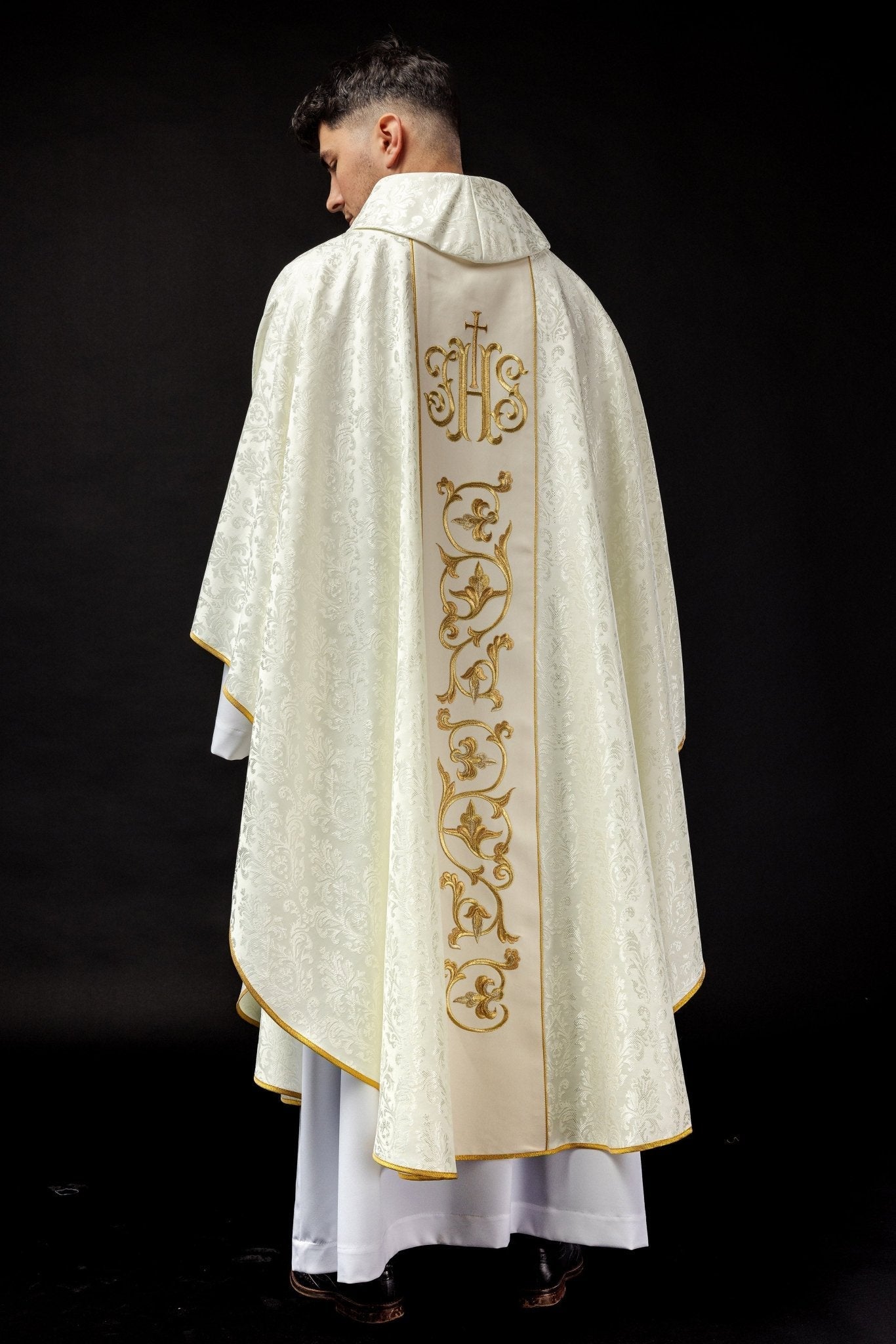 Ecru chasuble with JHS motif made of decorative texture S - 7059 - 05 - 67 - HAFTINAUSA.COM