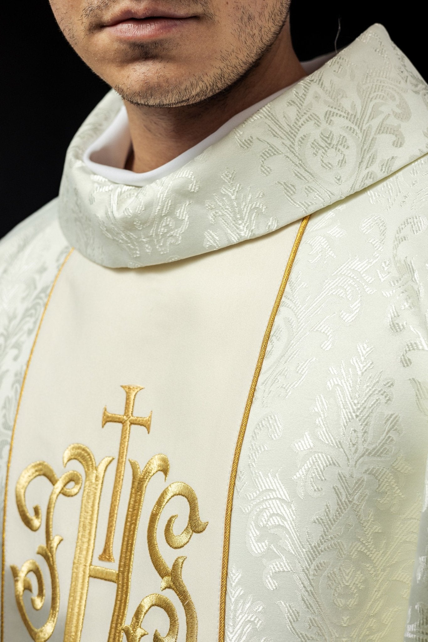 Ecru chasuble with JHS motif made of decorative texture S - 7059 - 05 - 67 - HAFTINAUSA.COM