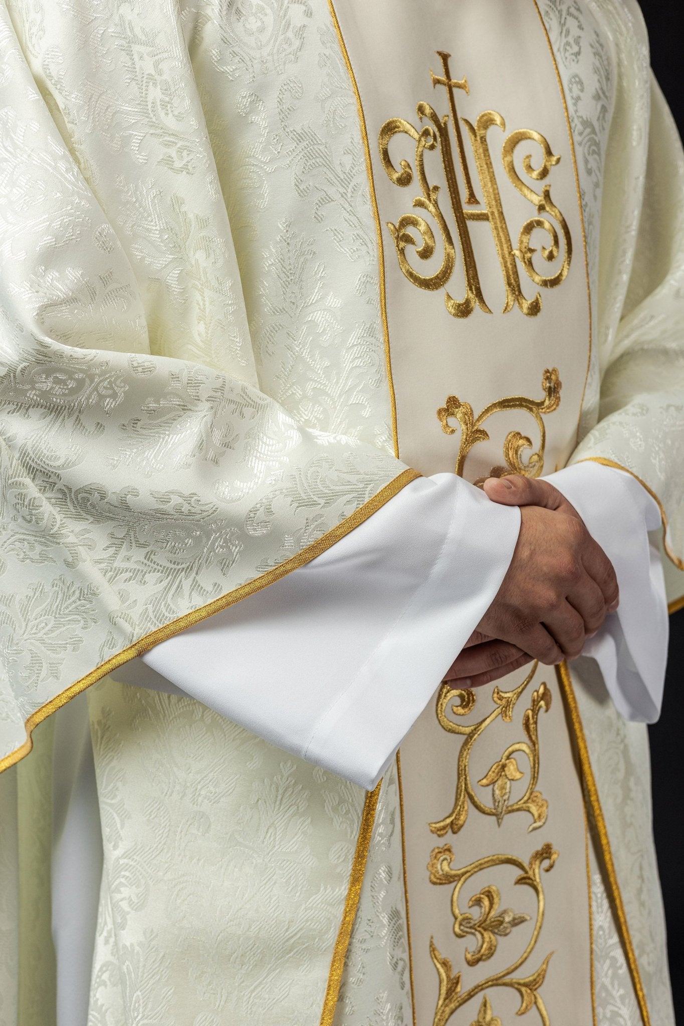 Ecru chasuble with JHS motif made of decorative texture S - 7059 - 05 - 67 - HAFTINAUSA.COM