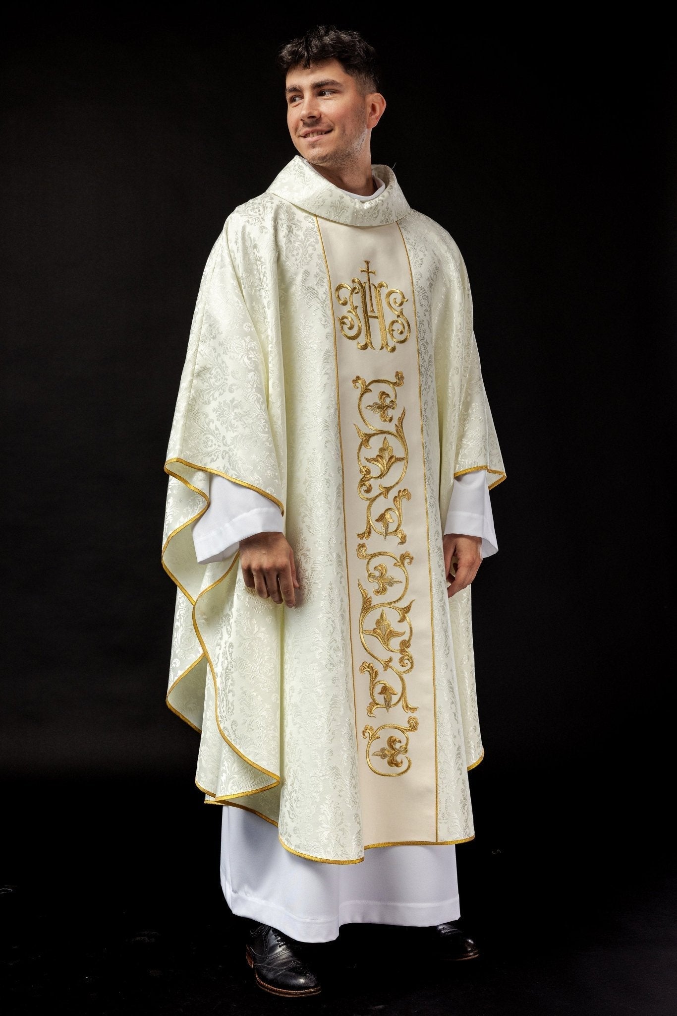 Ecru chasuble with JHS motif made of decorative texture S - 7059 - 05 - 67 - HAFTINAUSA.COM