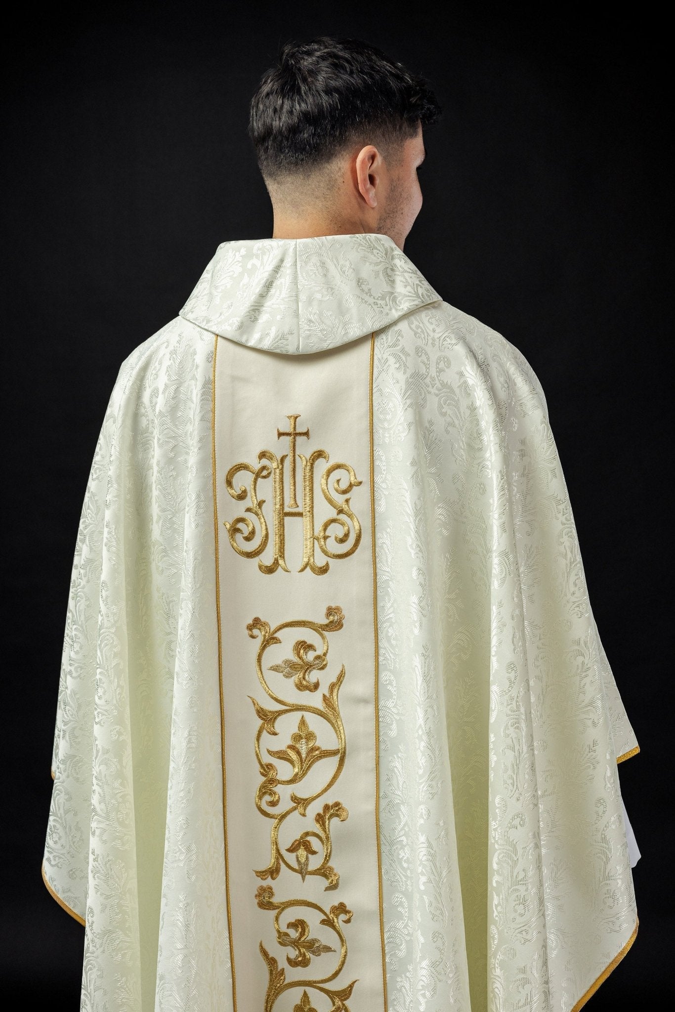 Ecru chasuble with JHS motif made of decorative texture S - 7059 - 05 - 67 - HAFTINAUSA.COM
