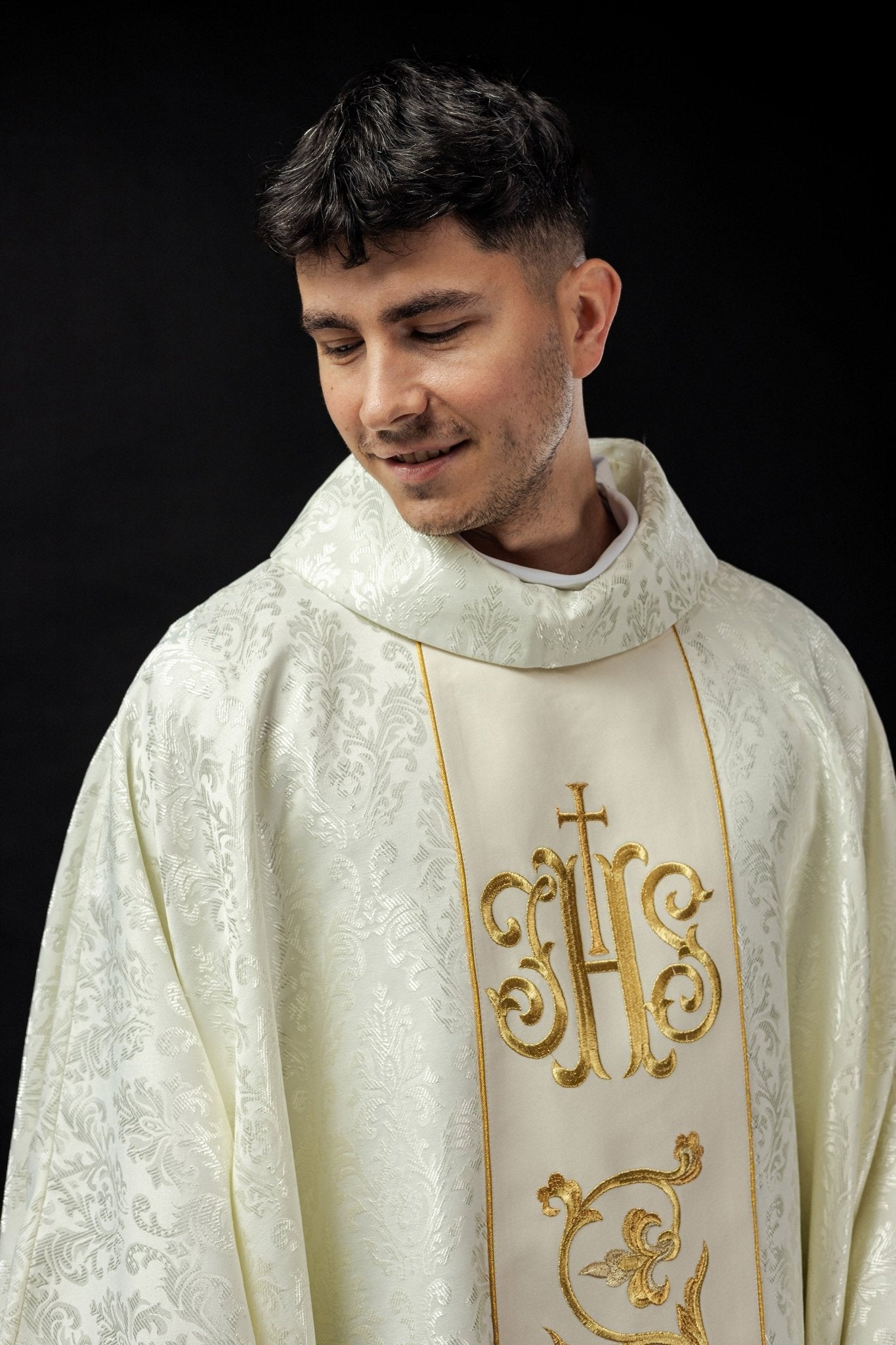 Ecru chasuble with JHS motif made of decorative texture S - 7059 - 05 - 67 - HAFTINAUSA.COM
