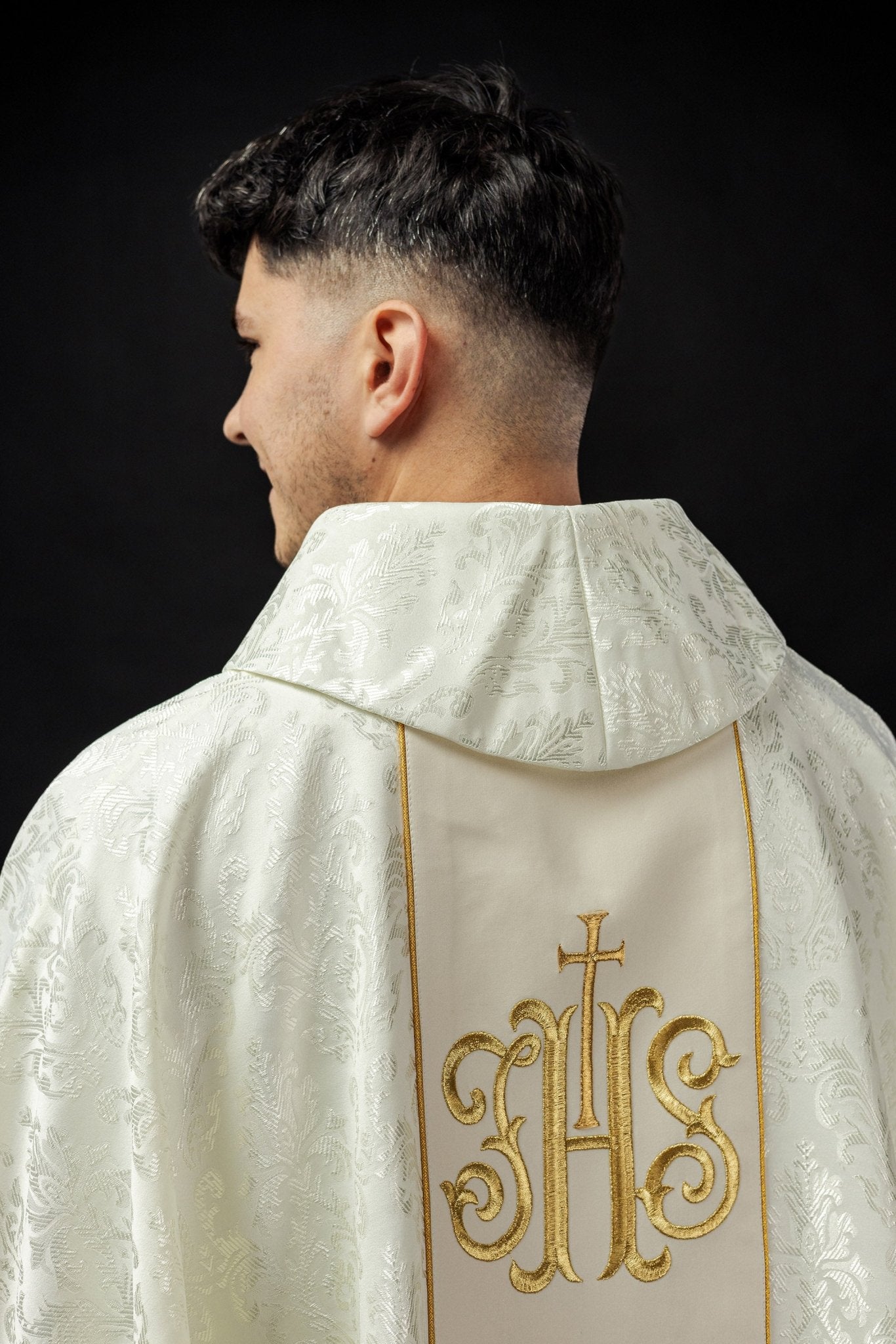 Ecru chasuble with JHS motif made of decorative texture S - 7059 - 05 - 67 - HAFTINAUSA.COM