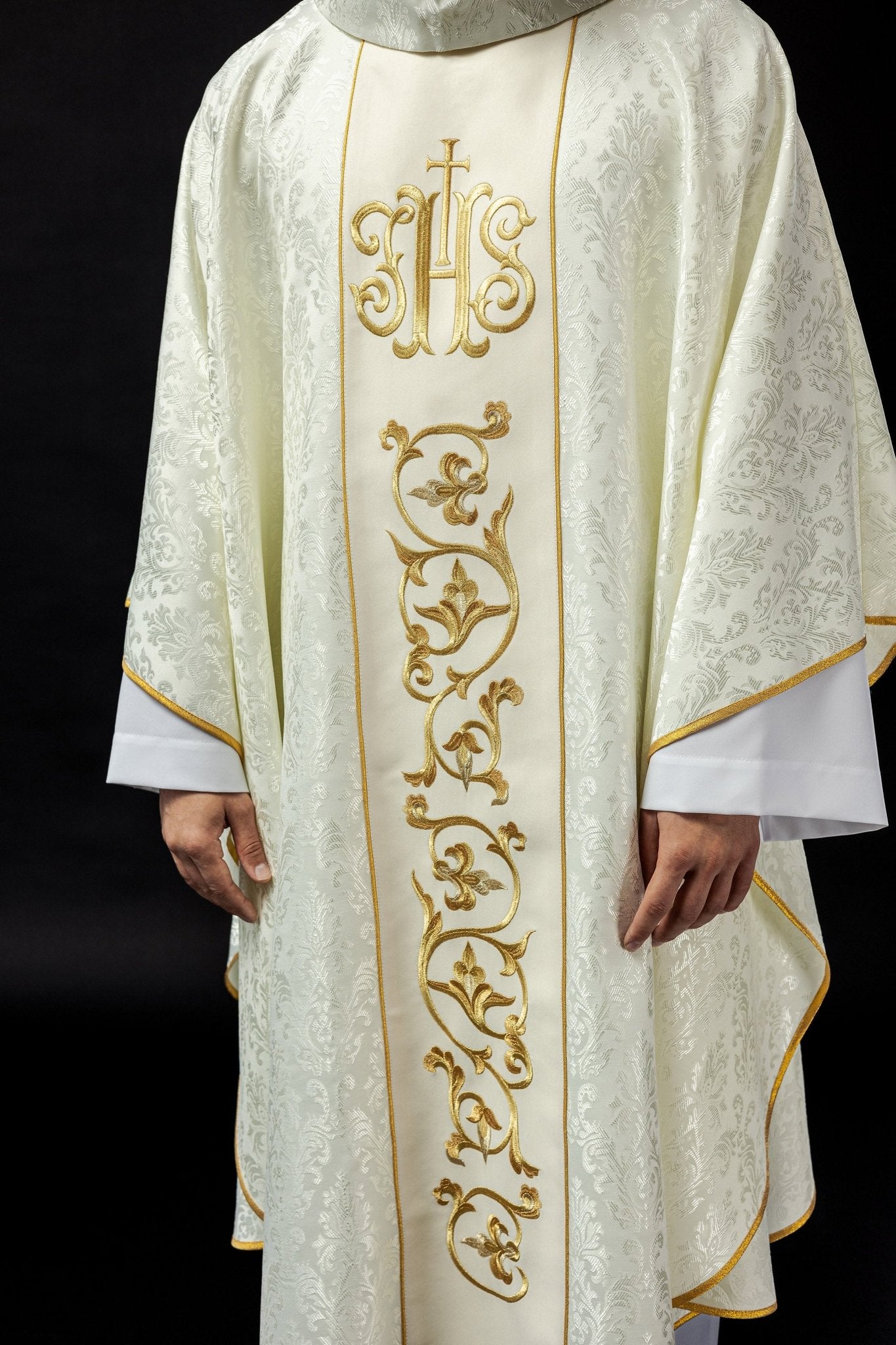 Ecru chasuble with JHS motif made of decorative texture S - 7059 - 05 - 67 - HAFTINAUSA.COM