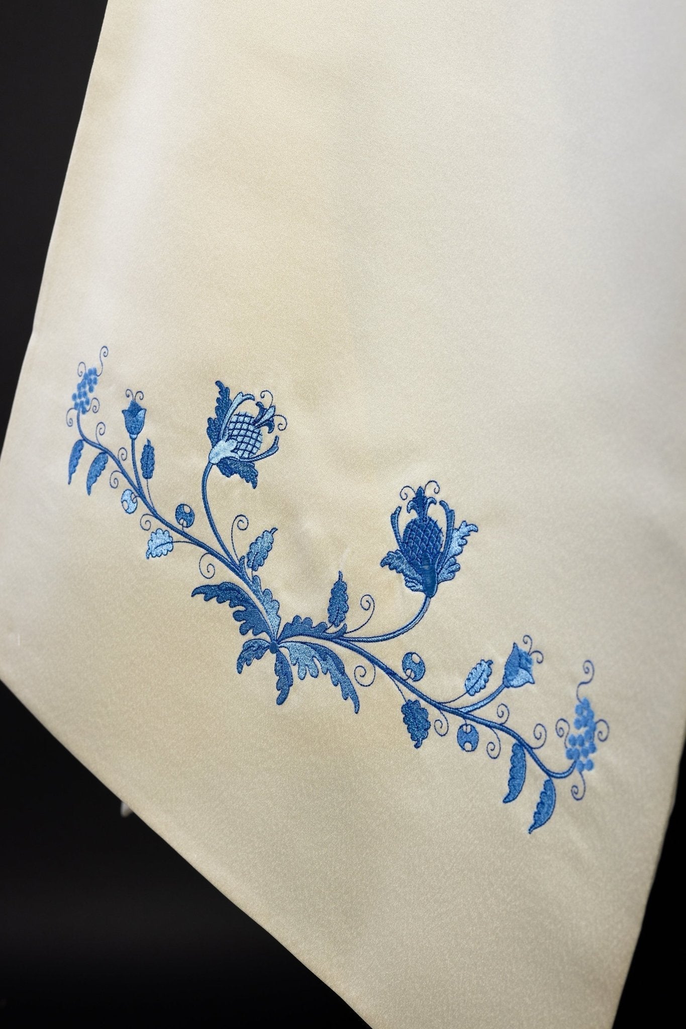 Ecru liturgical veil with Mary's motif KWL/023/05/20 50*270 ECRU SAT. - HAFTINAUSA.COM