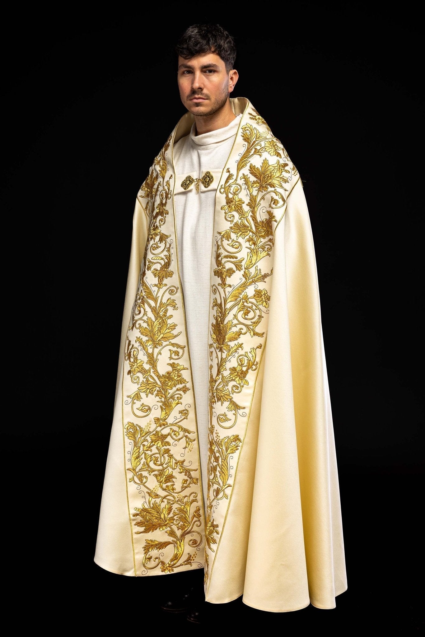 Ecru satin Roman cape with embroidered chalice KKP/013/05/20 150 cm - HAFTINAUSA.COM
