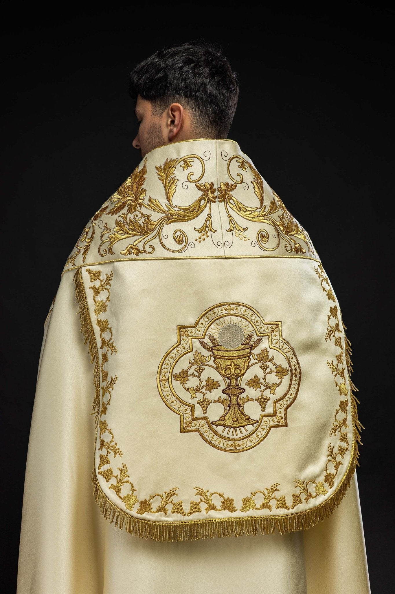 Ecru satin Roman cape with embroidered chalice KKP/013/05/20 150 cm - HAFTINAUSA.COM