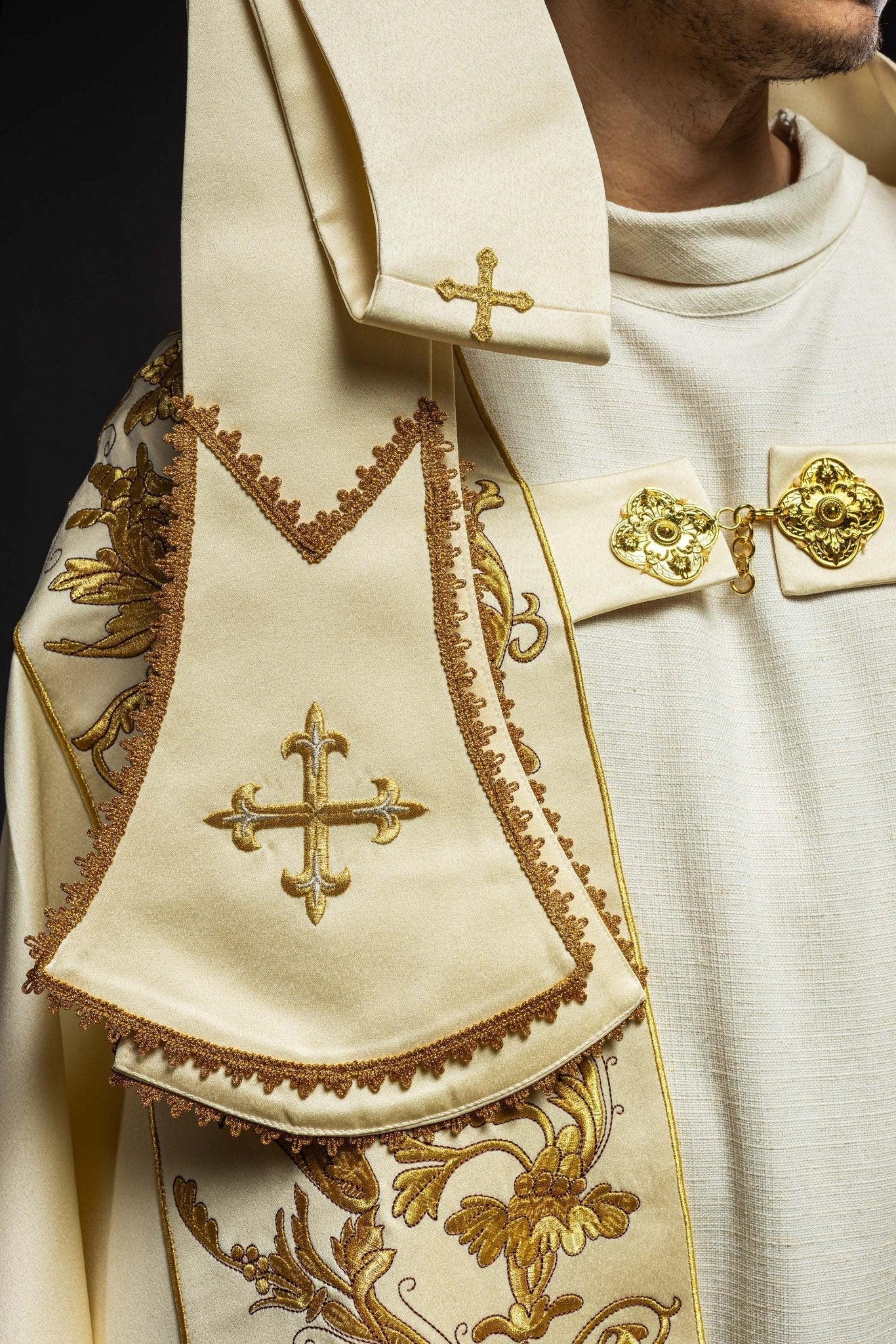 Ecru satin Roman cape with embroidered chalice KKP/013/05/20 150 cm - HAFTINAUSA.COM