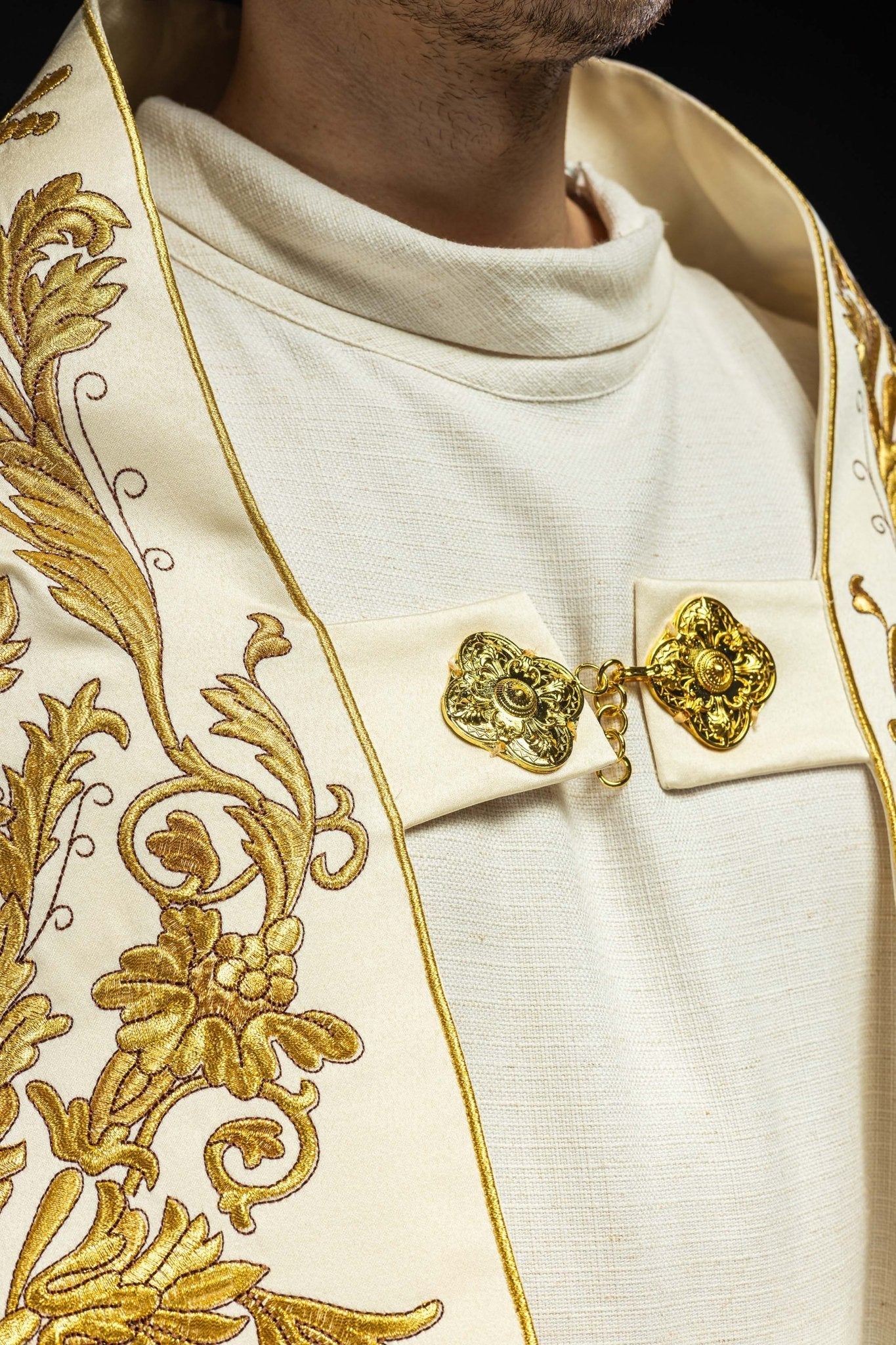Ecru satin Roman cape with embroidered chalice KKP/013/05/20 150 cm - HAFTINAUSA.COM