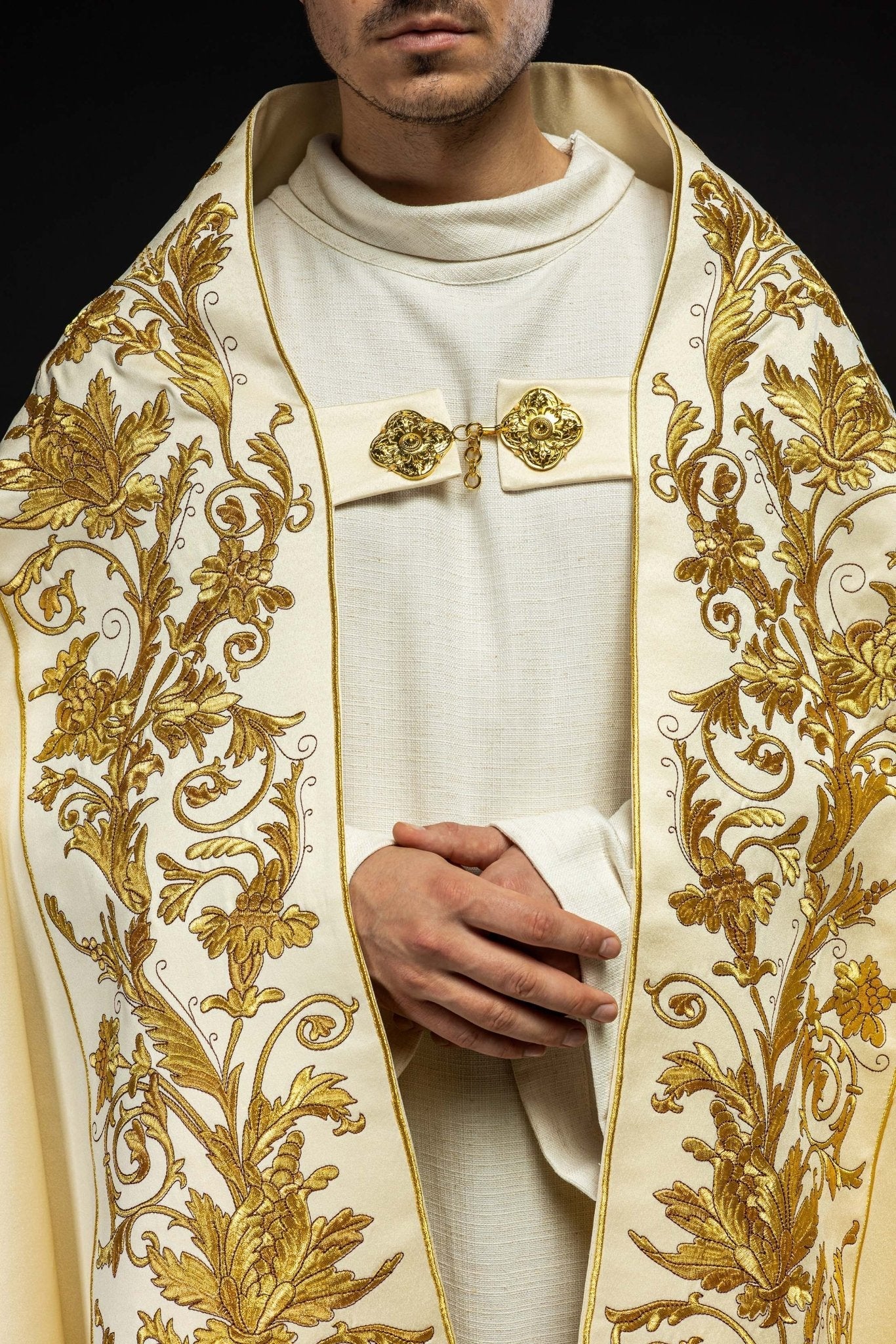Ecru satin Roman cape with embroidered chalice KKP/013/05/20 150 cm - HAFTINAUSA.COM
